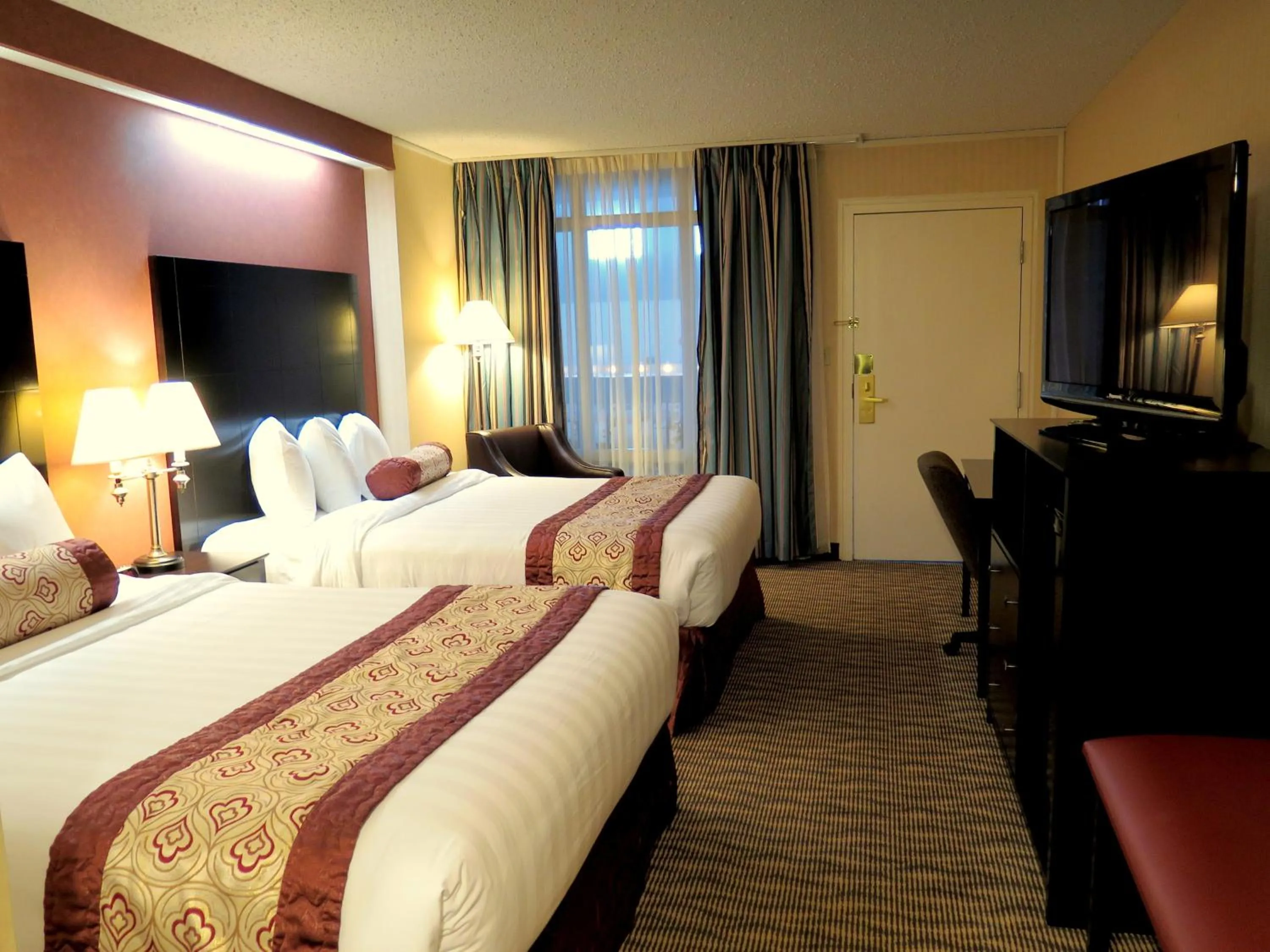 Photo of the whole room, Bed in Coast Nisku Inn & Conference Centre