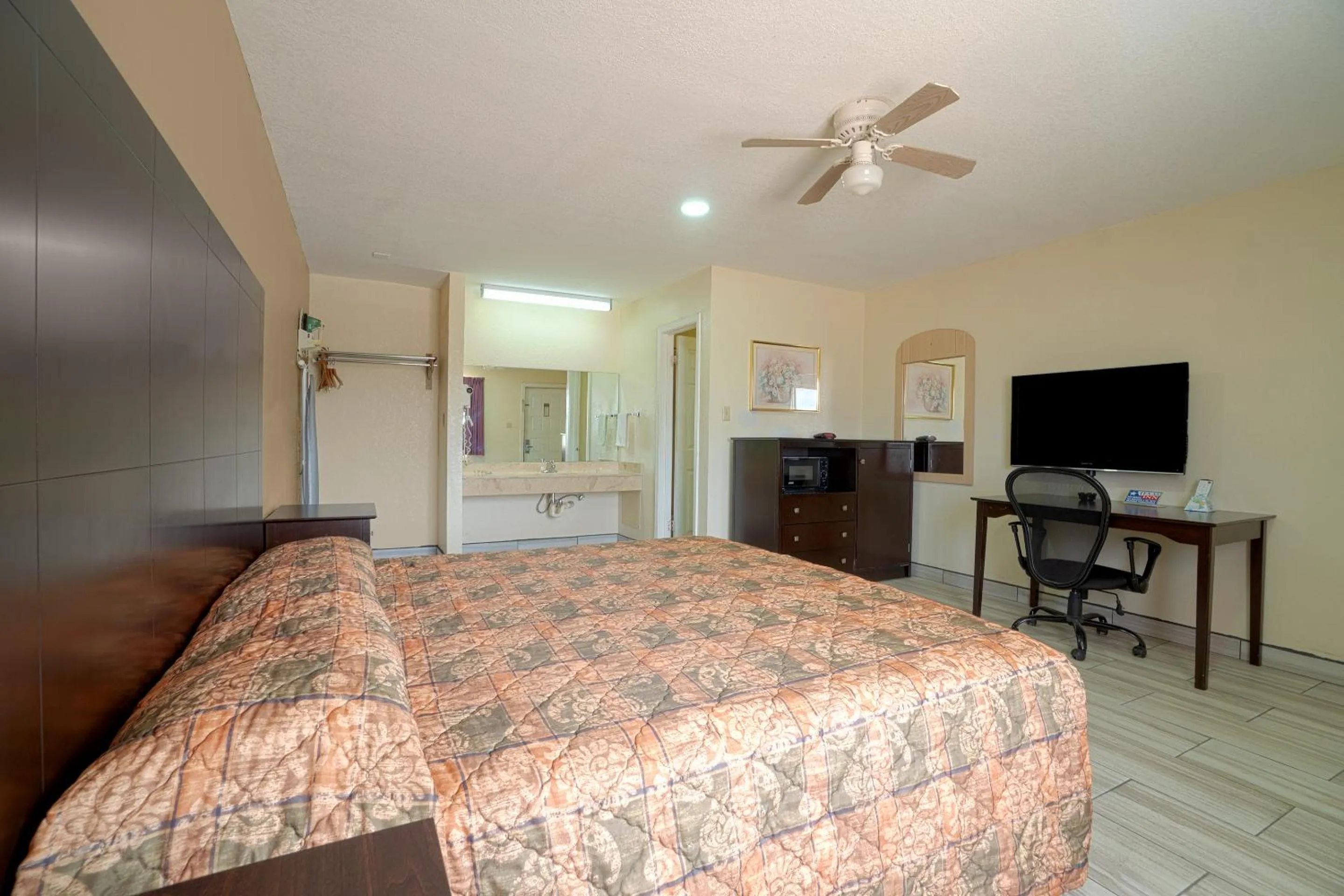 Bedroom, Bed in Texas Inn San Benito near Harlingen