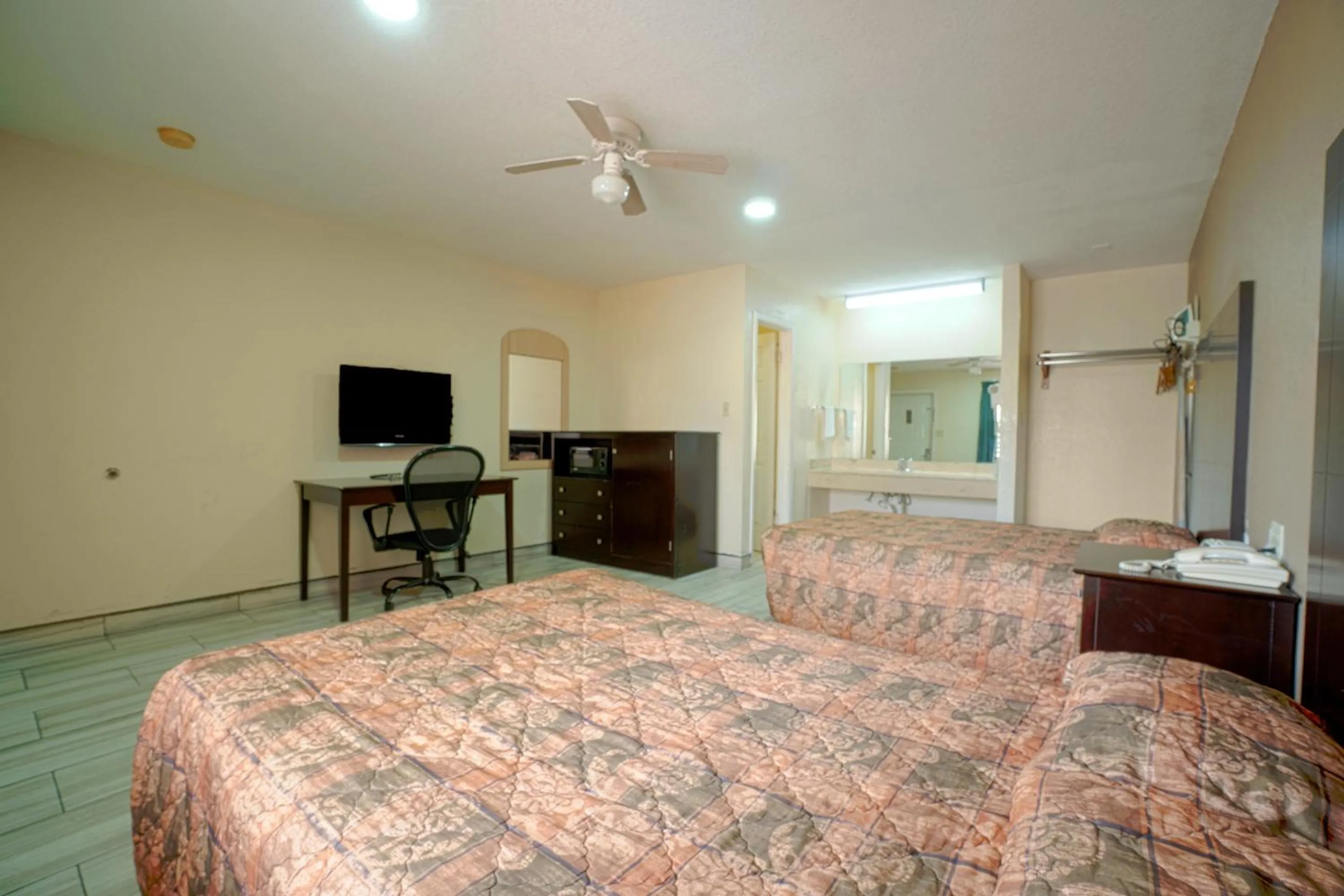 Bedroom, Bed in Texas Inn San Benito near Harlingen