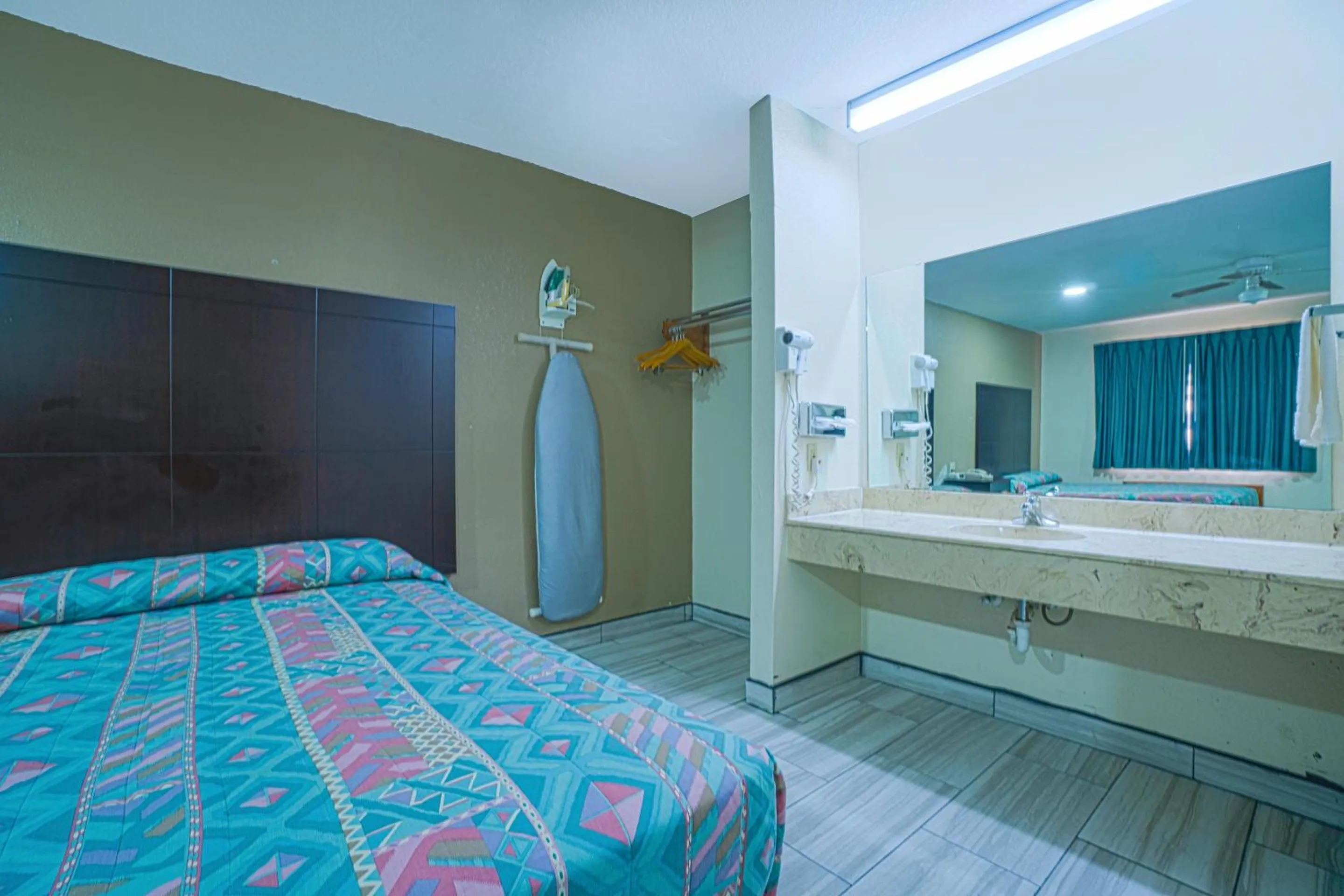 Bedroom, Bed in Texas Inn San Benito near Harlingen