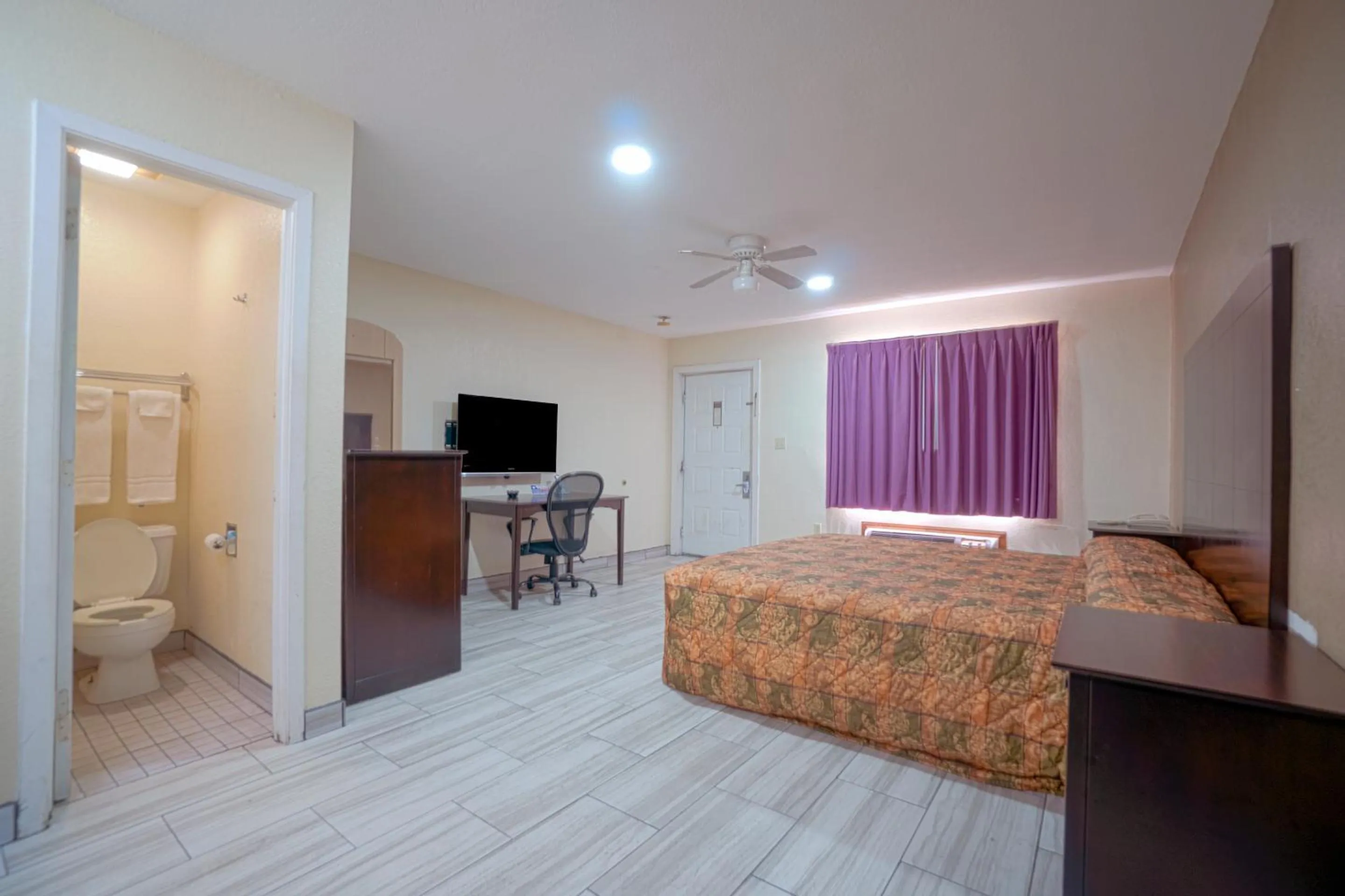 Bedroom, Bed in Texas Inn San Benito near Harlingen