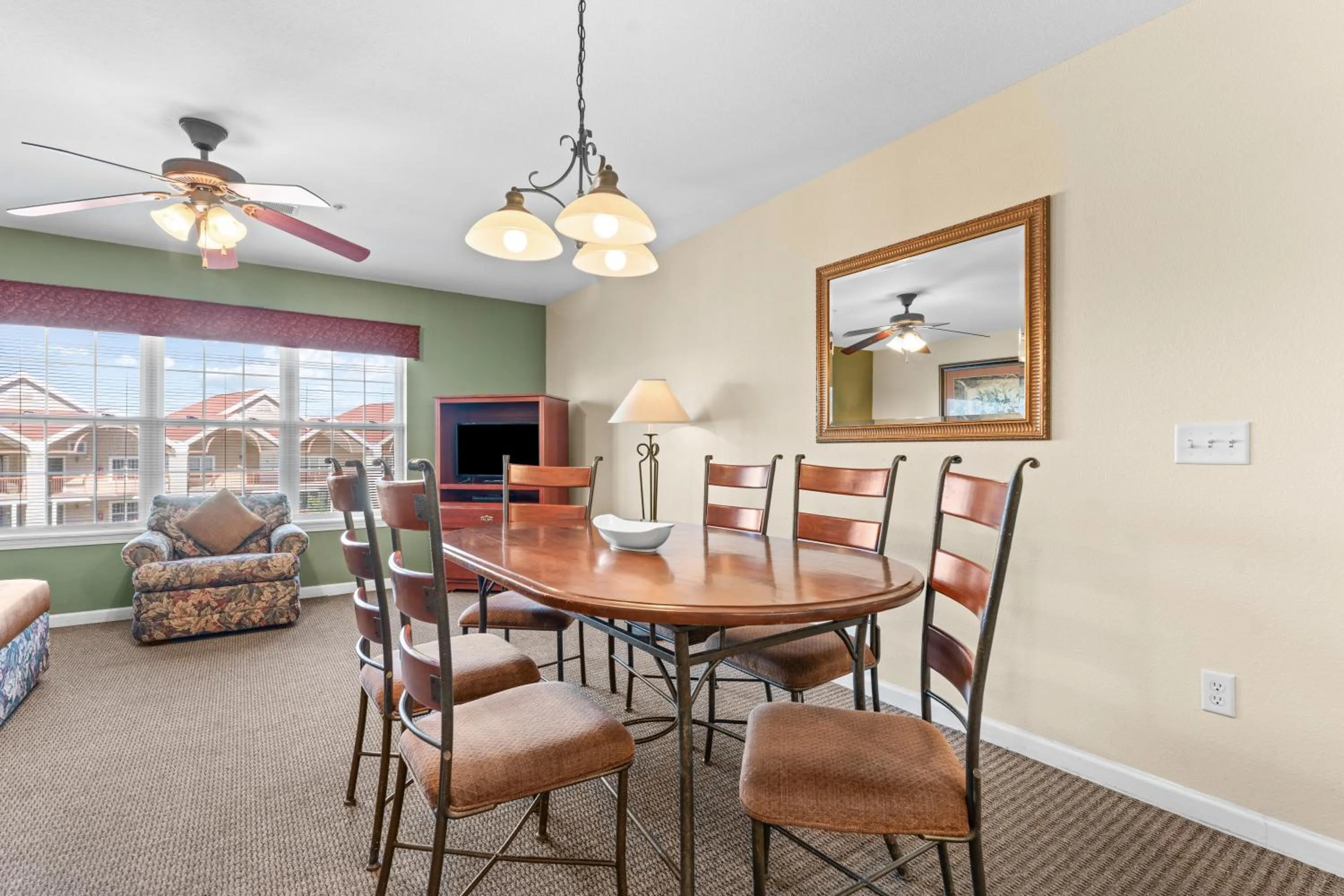 TV and multimedia in Grand Crowne Resort