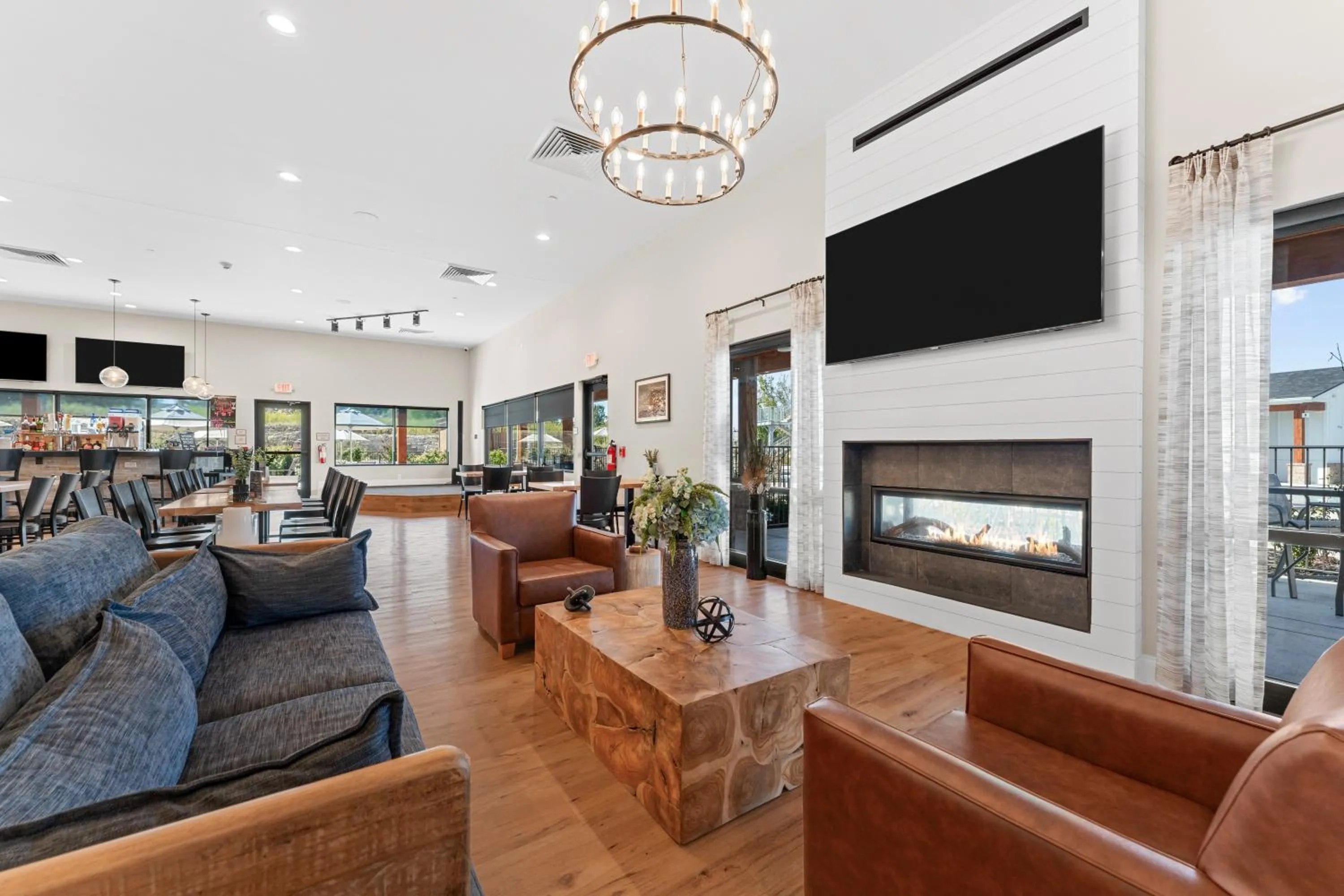 Communal lounge/ TV room in Grand Crowne Resort