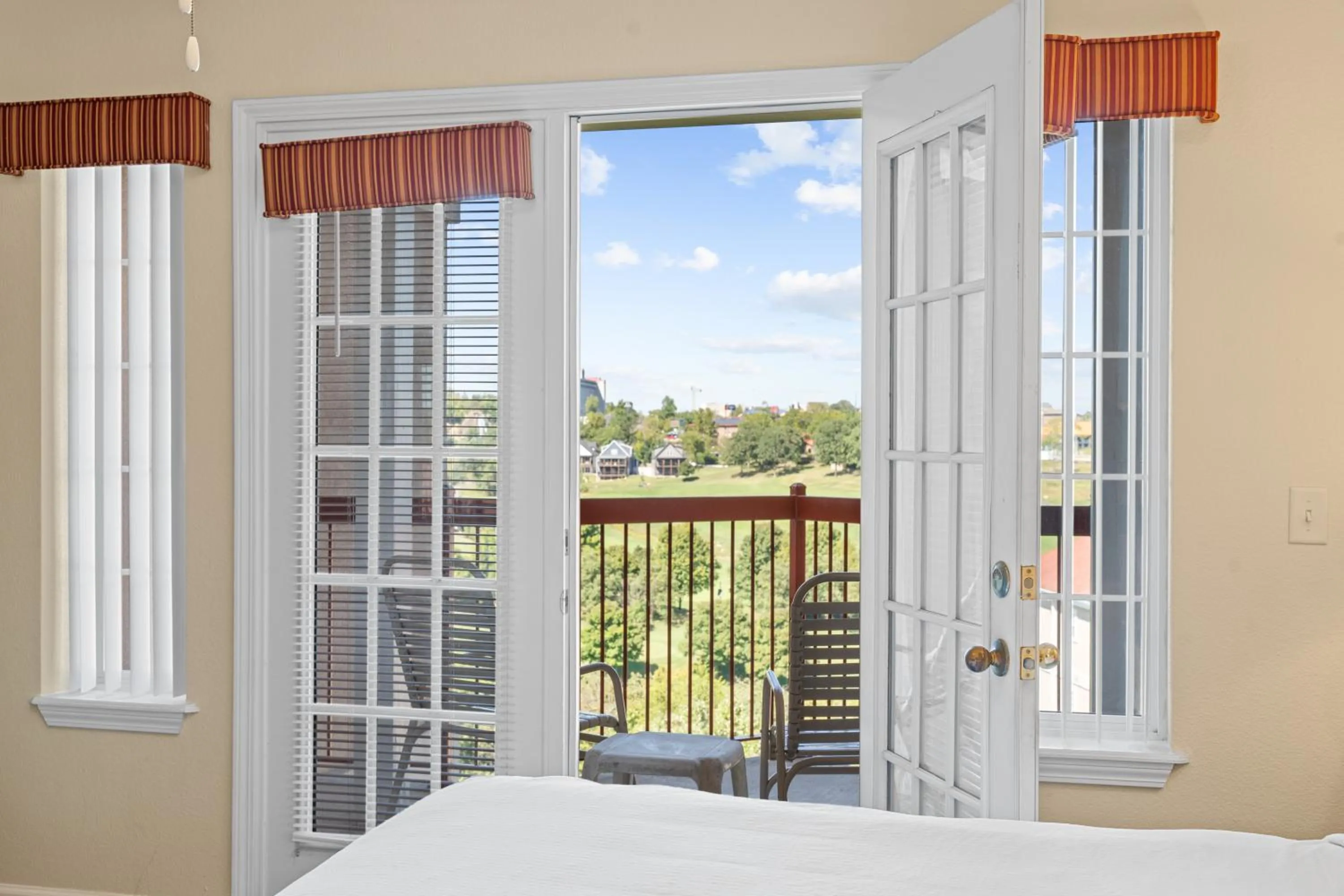 Day, Bed in Grand Crowne Resort