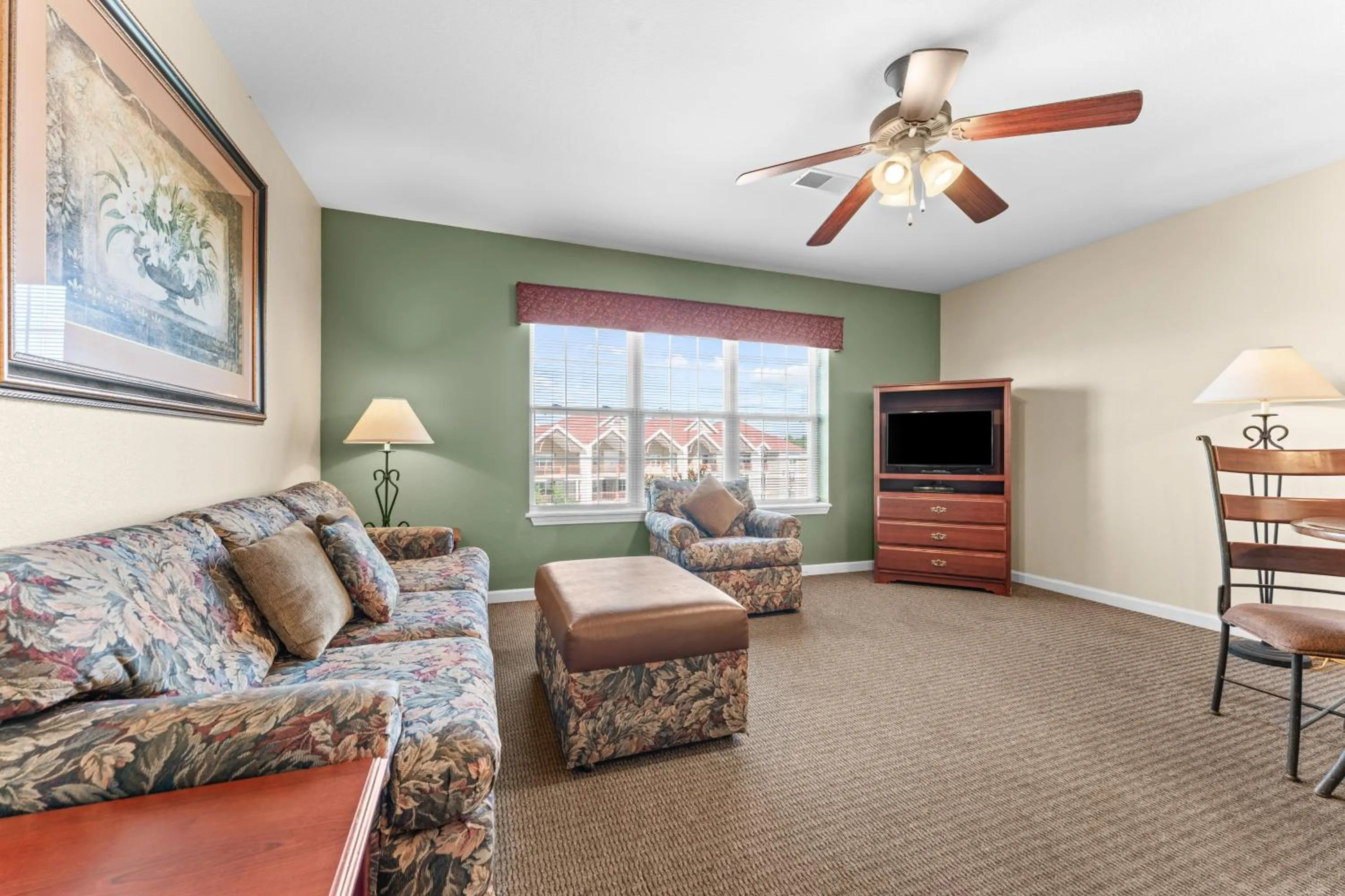 TV and multimedia in Grand Crowne Resort