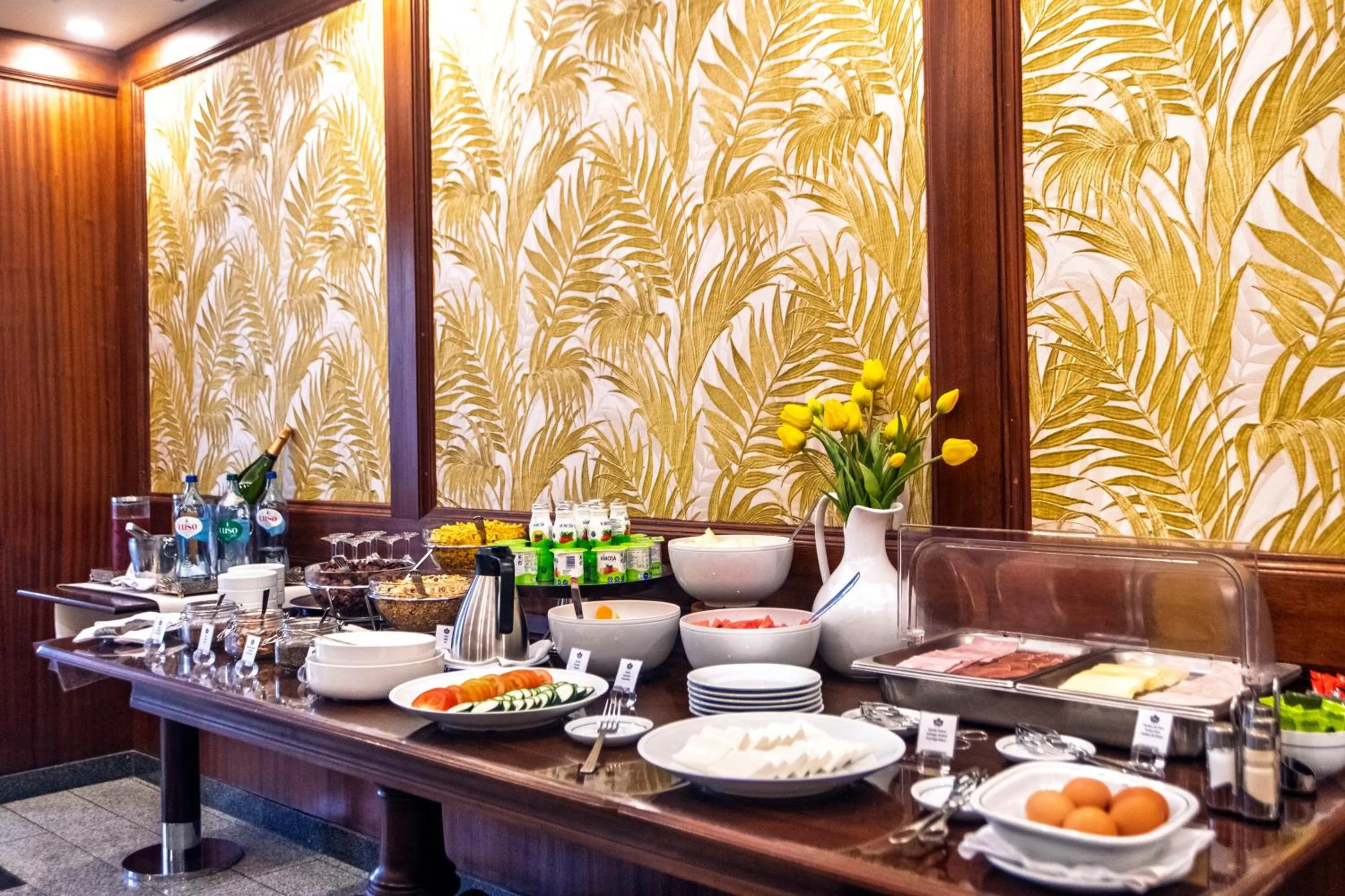 Buffet breakfast in Hotel Metropole