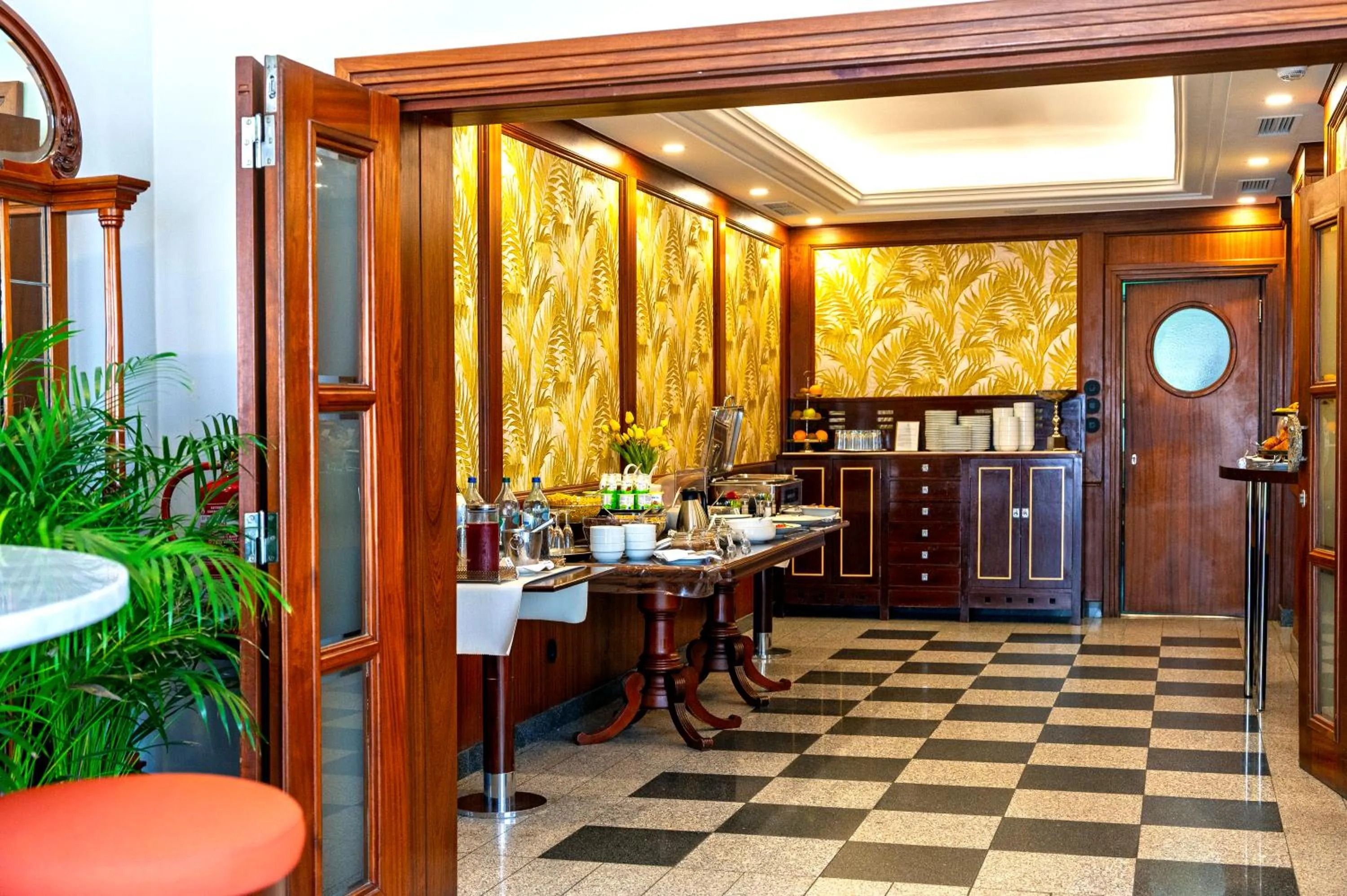 Buffet breakfast in Hotel Metropole