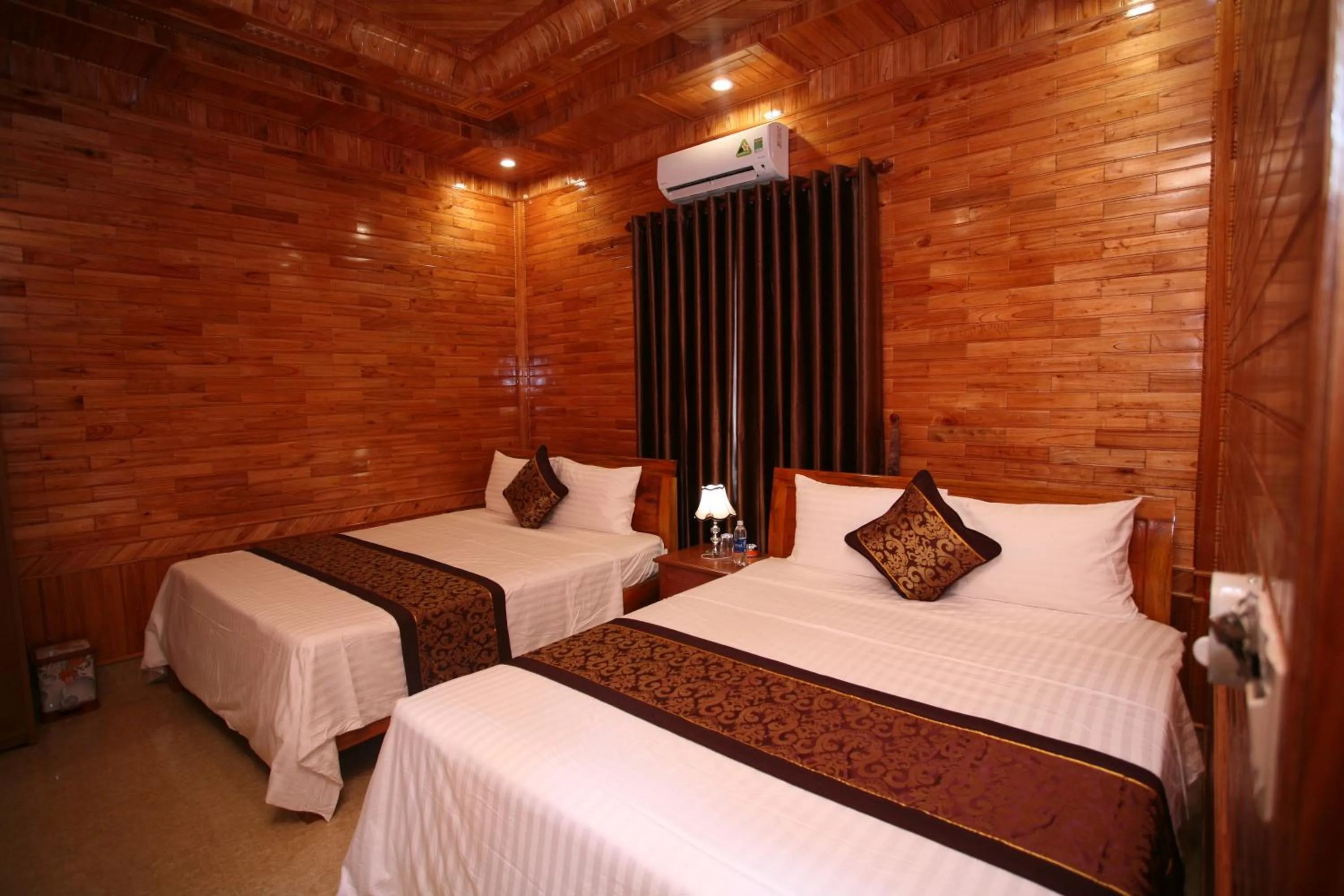 Photo of the whole room, Bed in Sky Hotel