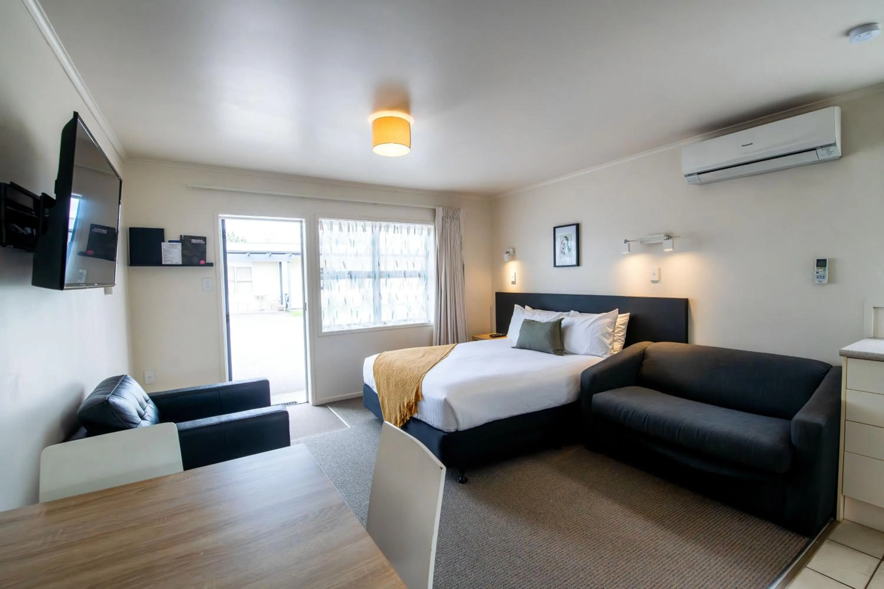 Photo of the whole room, Bed in Ripple Rotorua