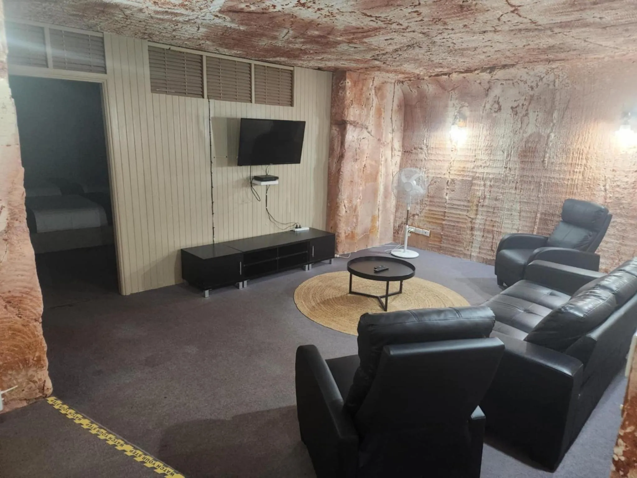 TV and multimedia in Coober Pedy Experience Motel