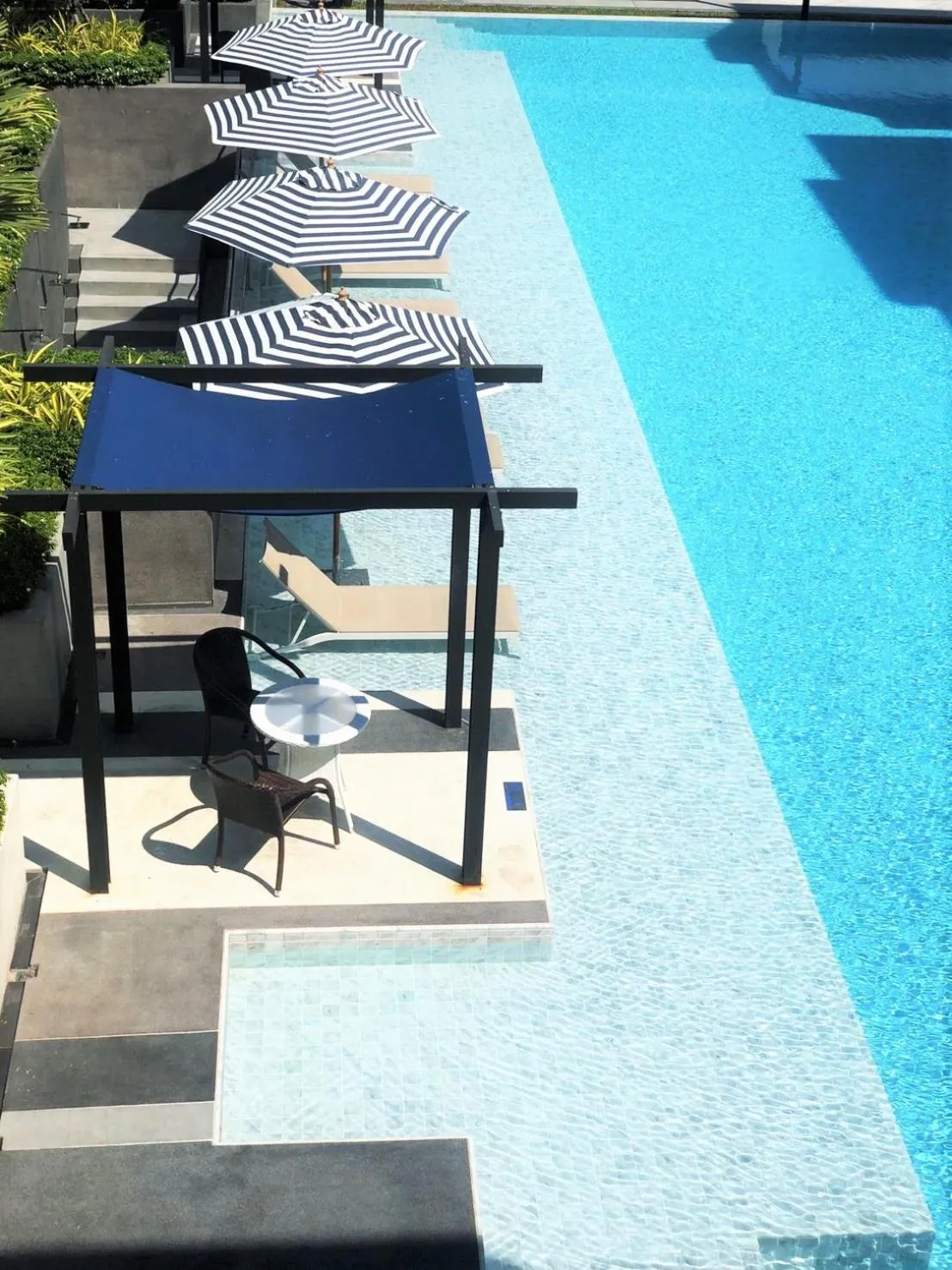 Swimming pool in Bay Window at Sea