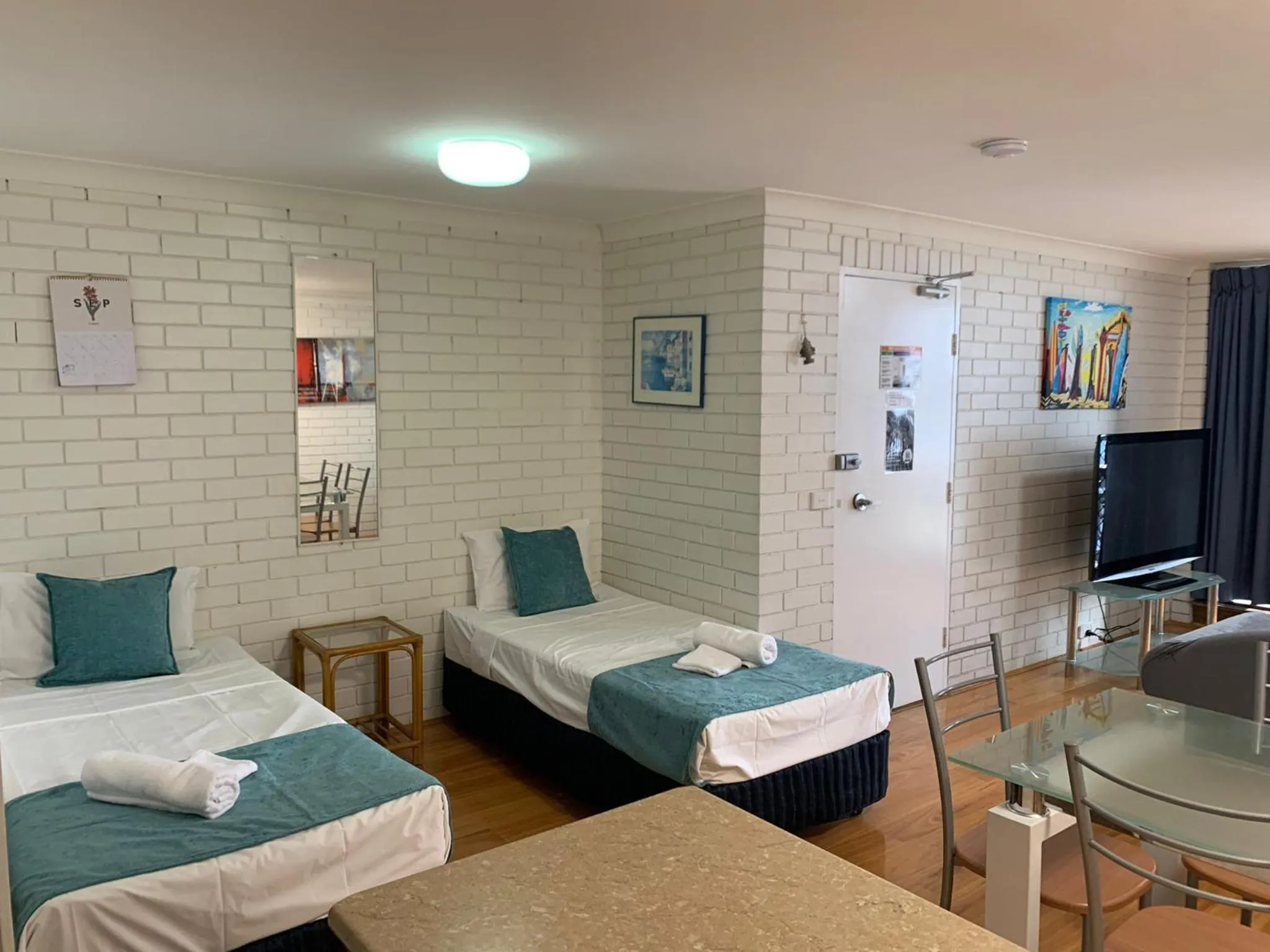 Bed in Trickett Gardens Holiday Inn