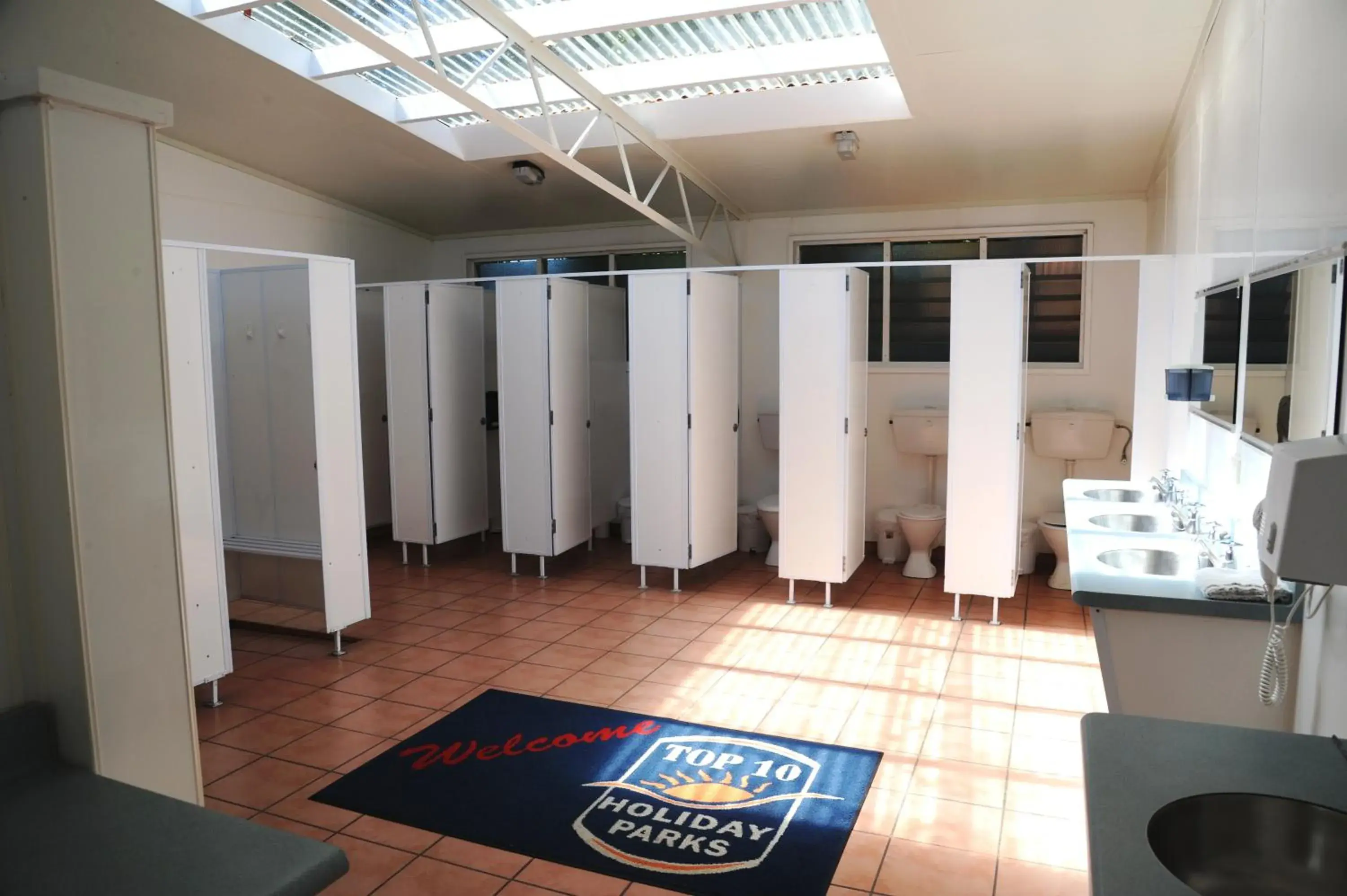 Kitchen Unit with Shared Bathroom in Blenheim Bridges Holiday Park Kitchen Unit with Shared Bathroom in Blenheim Bridges Holiday Park