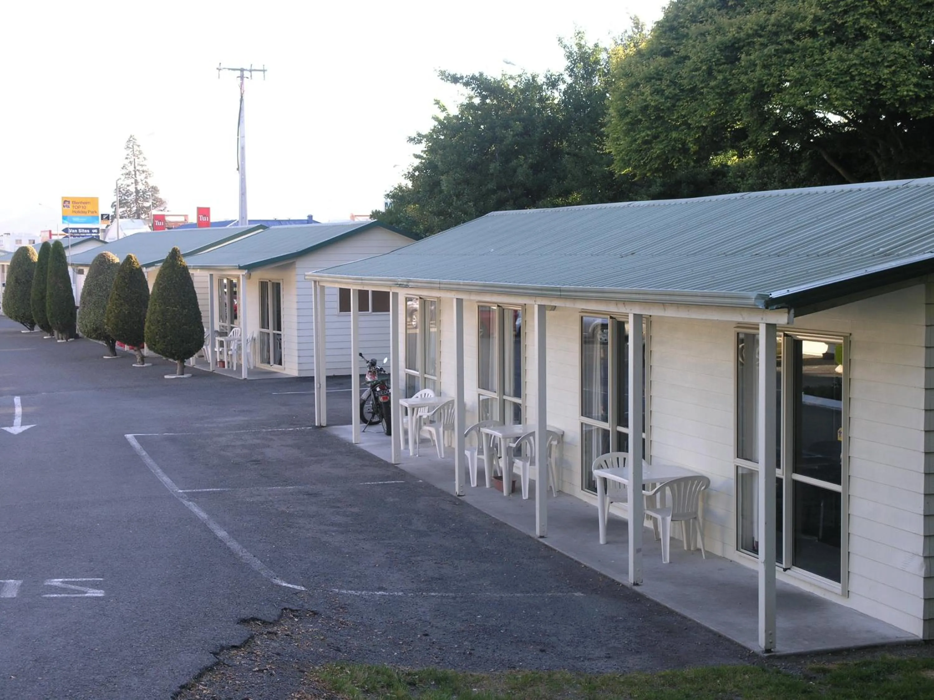 Property building in Blenheim Bridges Holiday Park