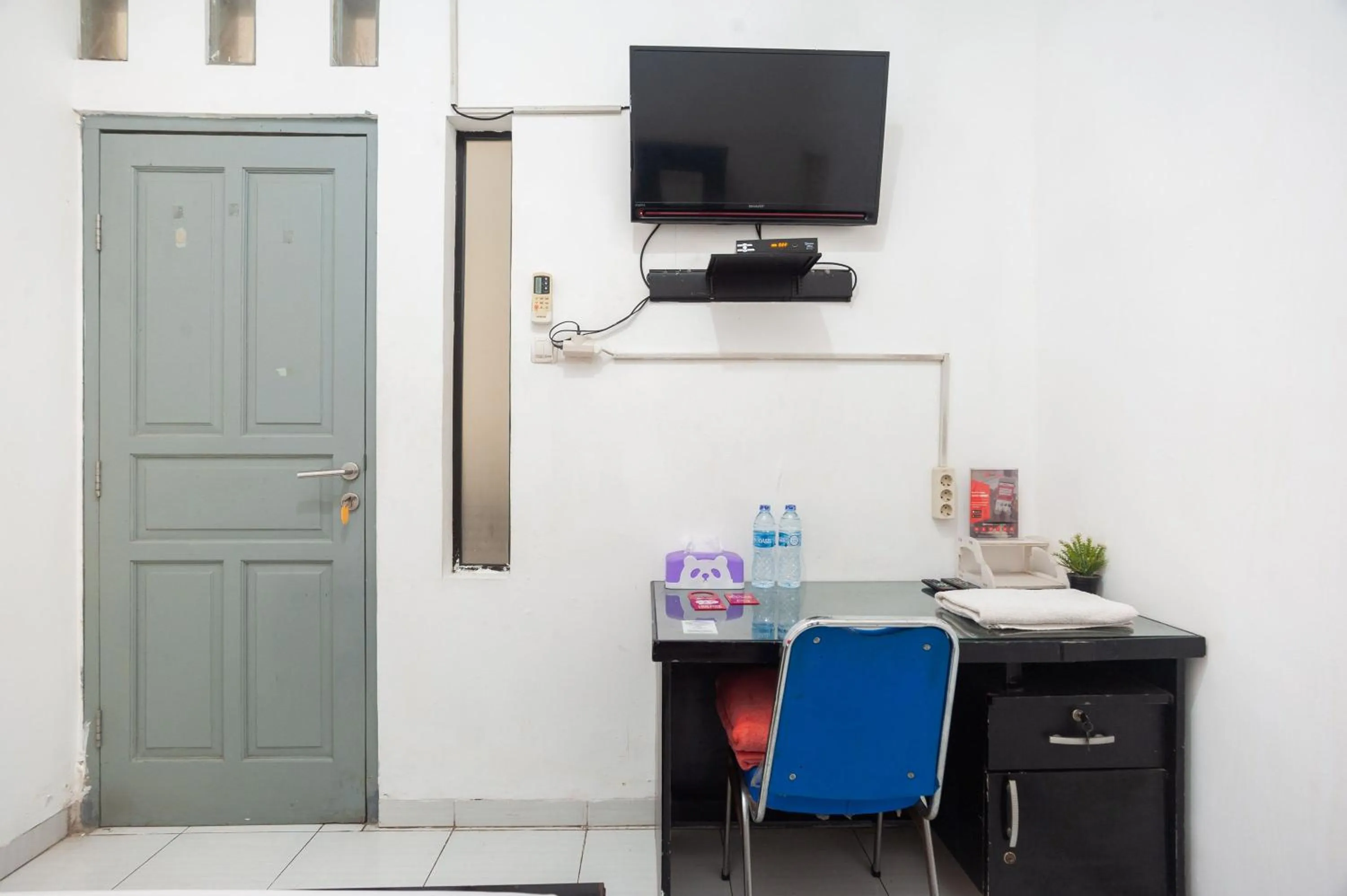 hair dresser in RedDoorz Syariah near Grand Galaxy Park