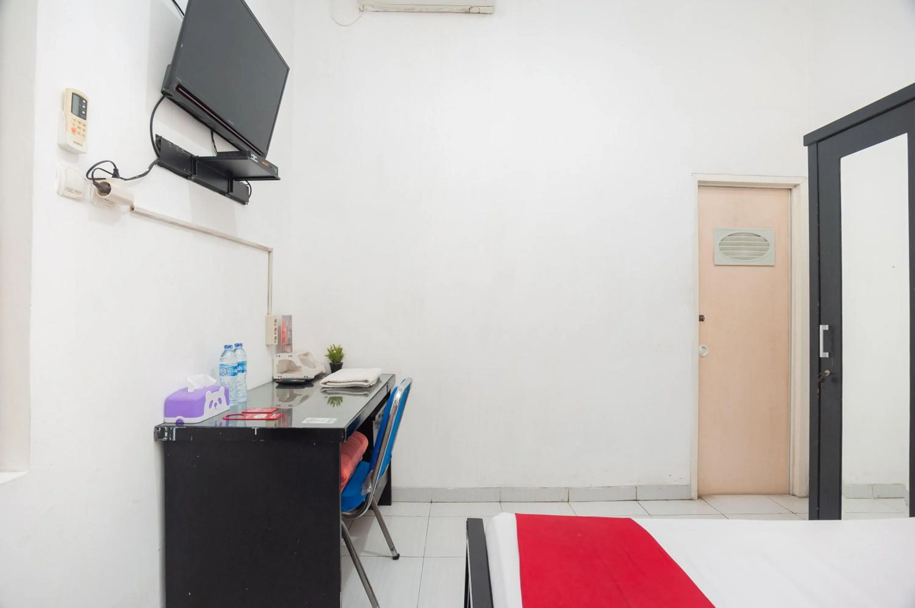 Bedroom in RedDoorz Syariah near Grand Galaxy Park