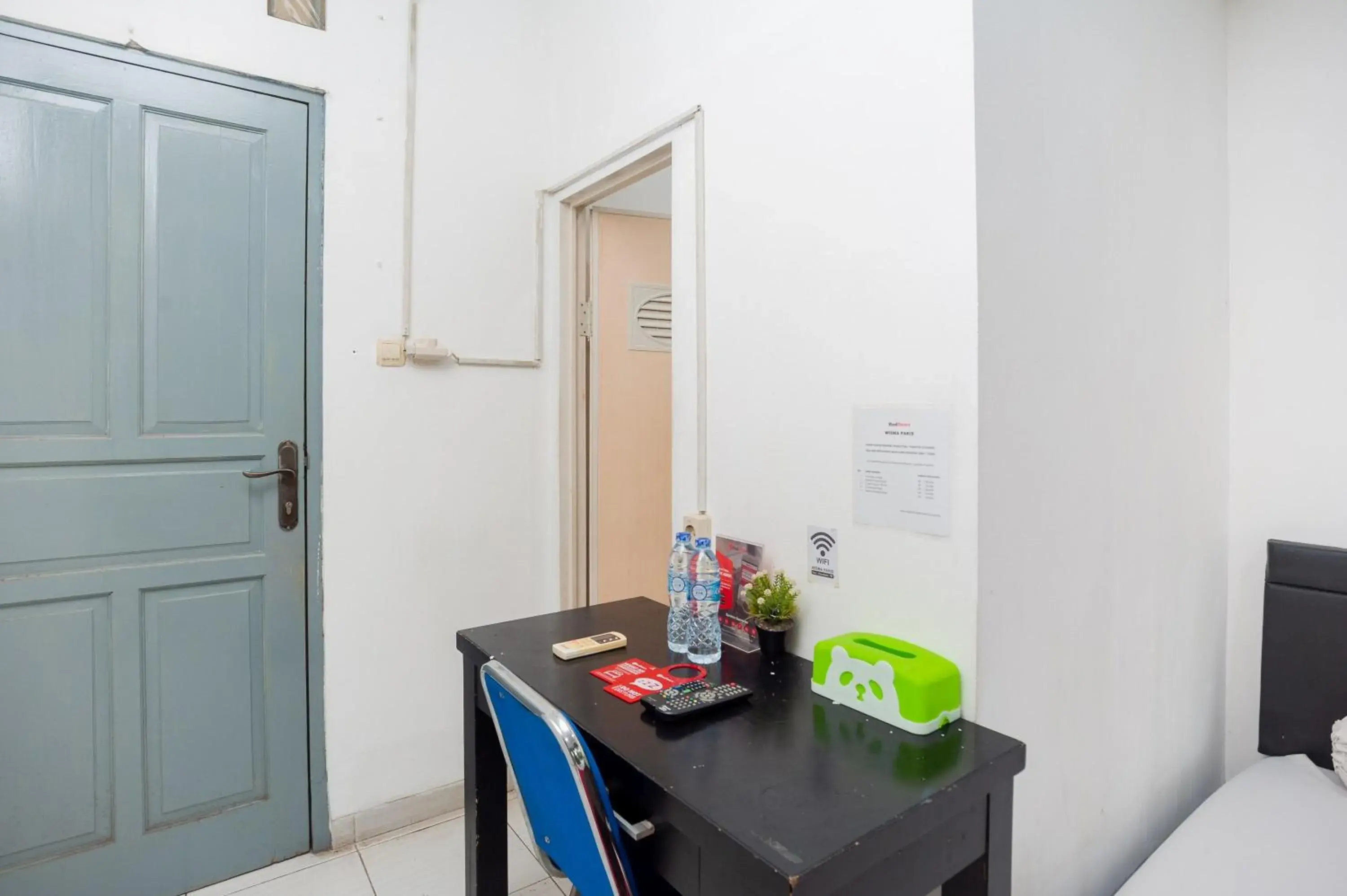 Twin Room in RedDoorz Syariah near Grand Galaxy Park Twin Room in RedDoorz Syariah near Grand Galaxy Park