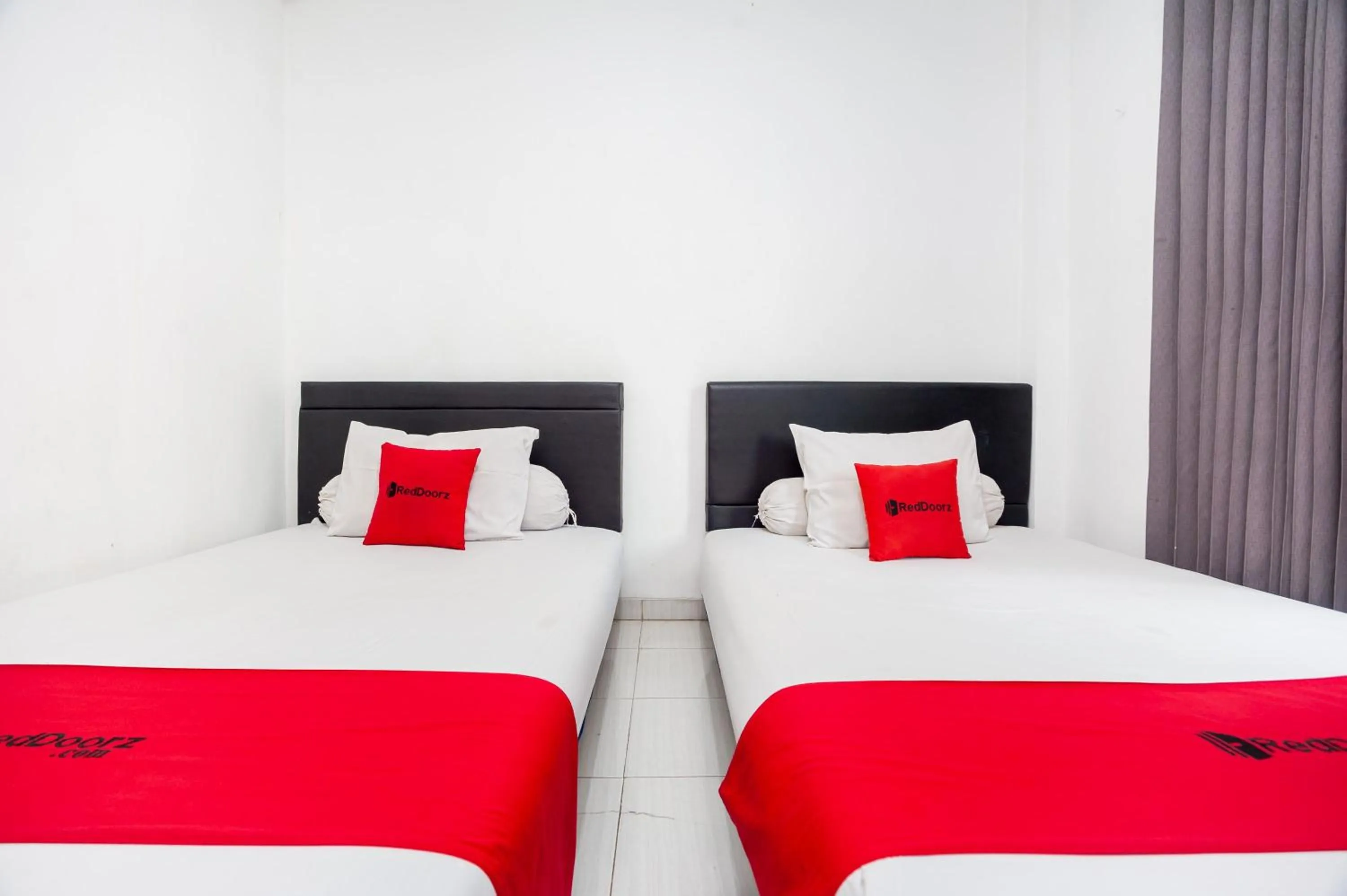 Bedroom, Bed in RedDoorz Syariah near Grand Galaxy Park