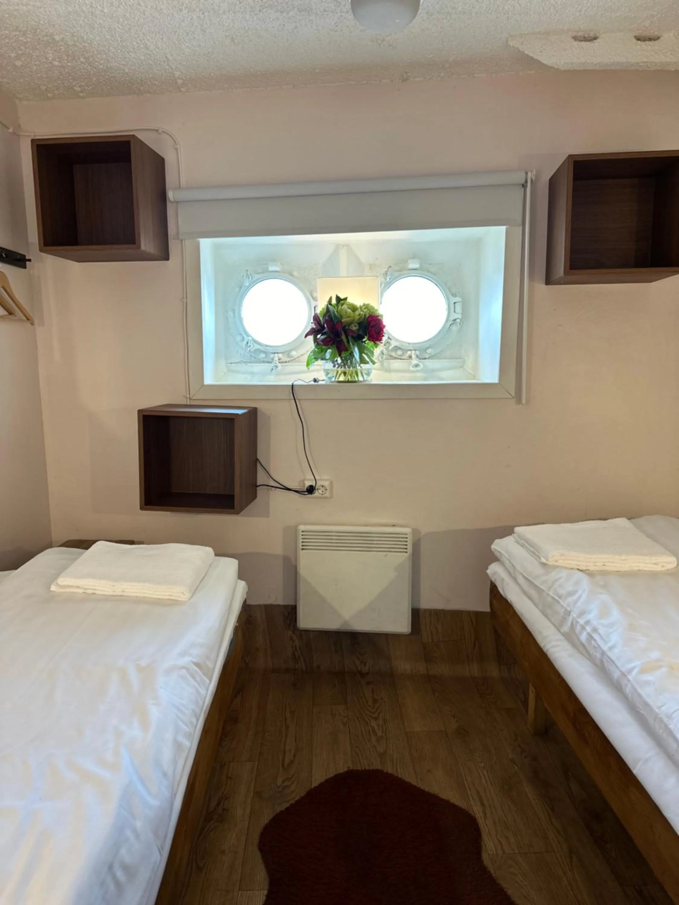 Property building, Bed in Den Röda Båten