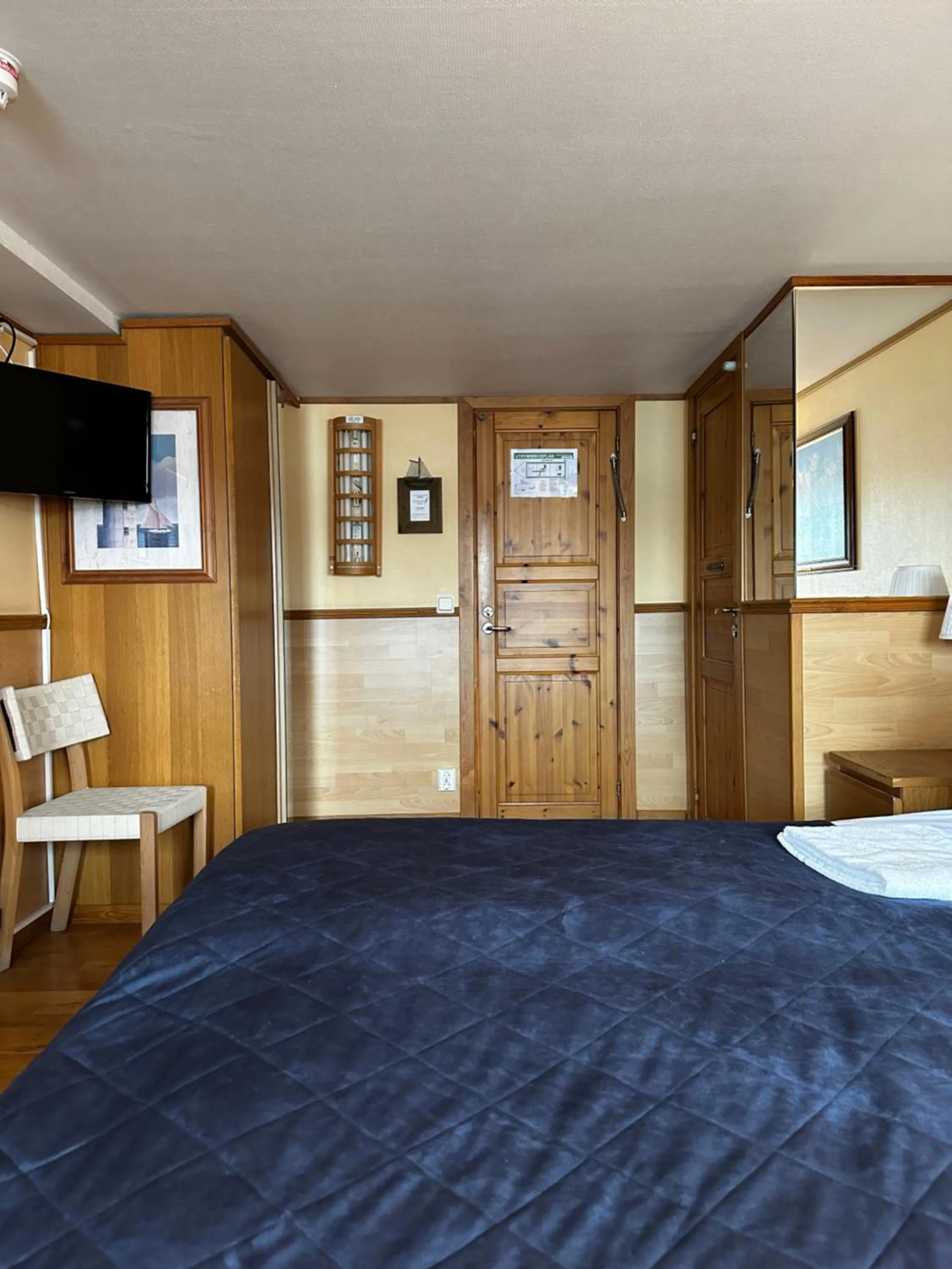 Property building, Bed in Den Röda Båten