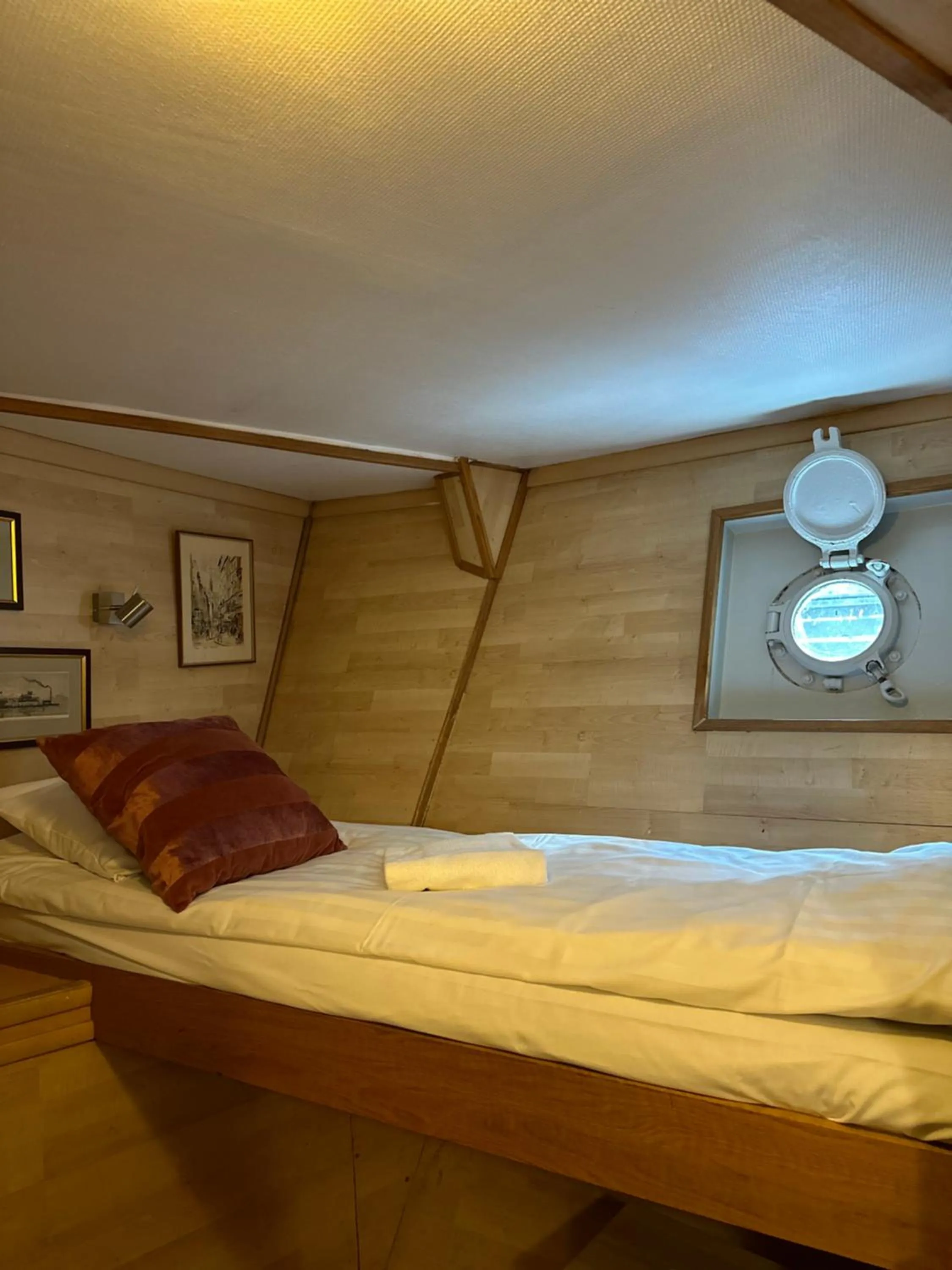 Property building, Bed in Den Röda Båten