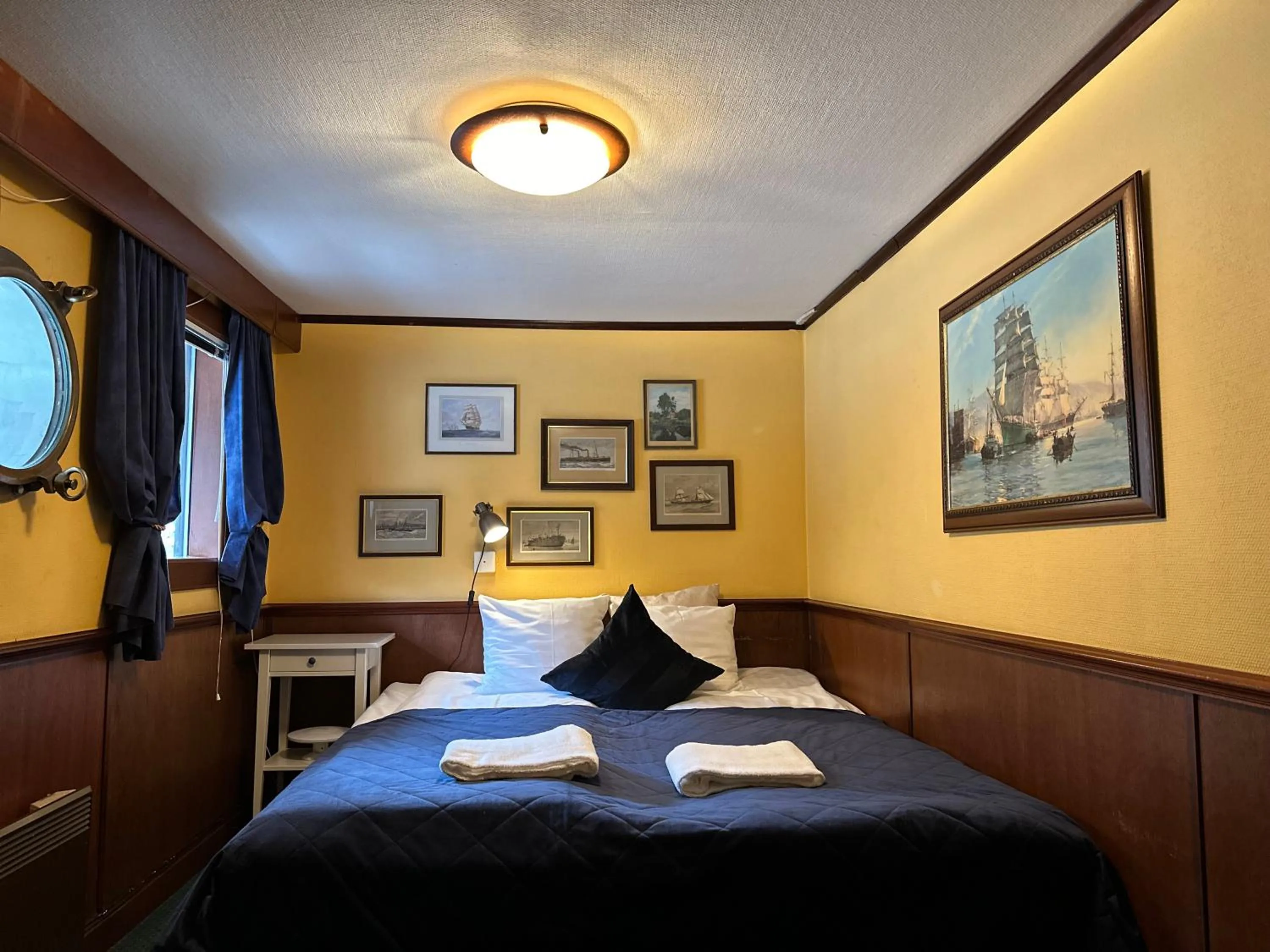 Property building, Bed in Den Röda Båten