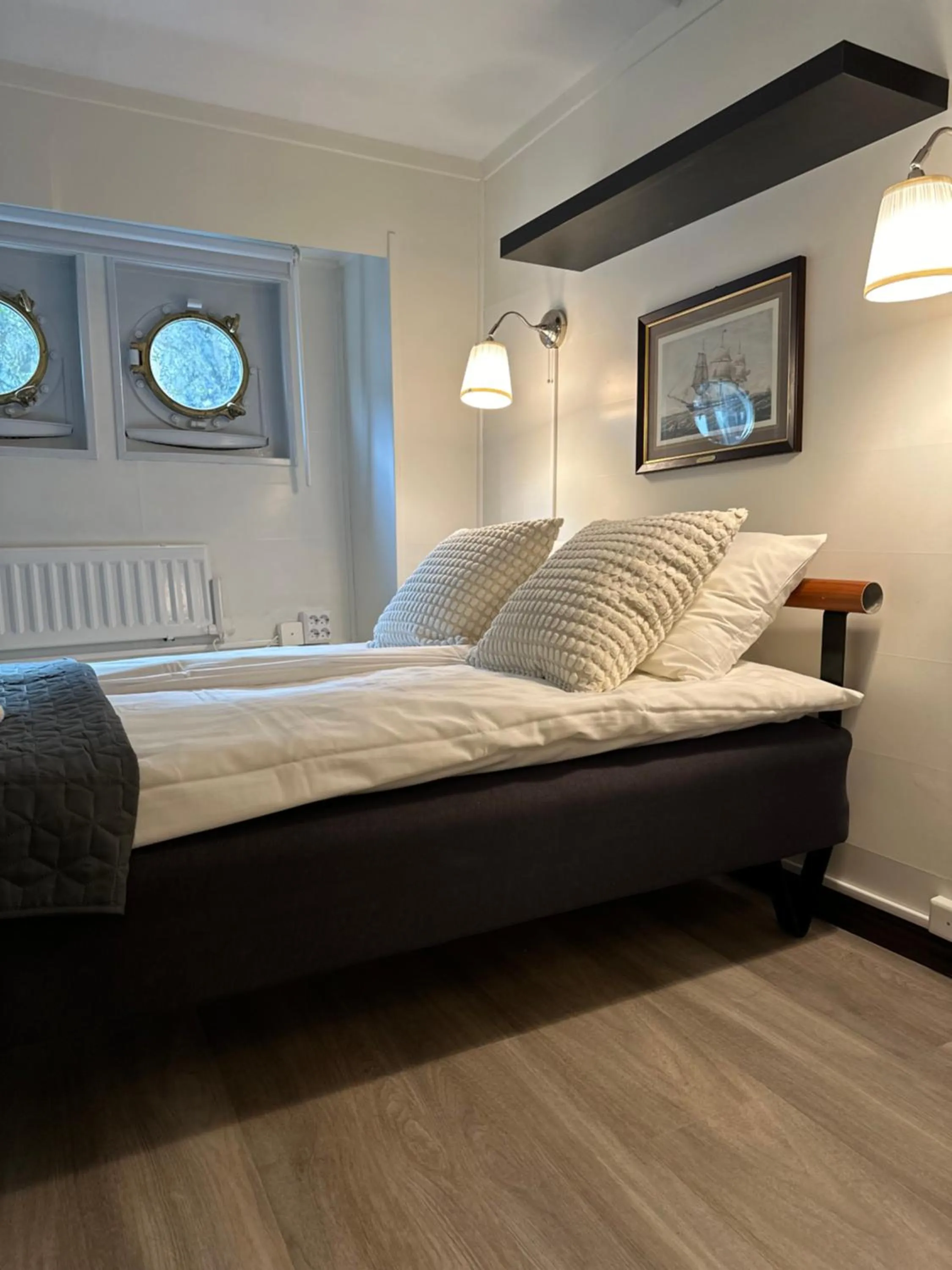 Property building, Bed in Den Röda Båten