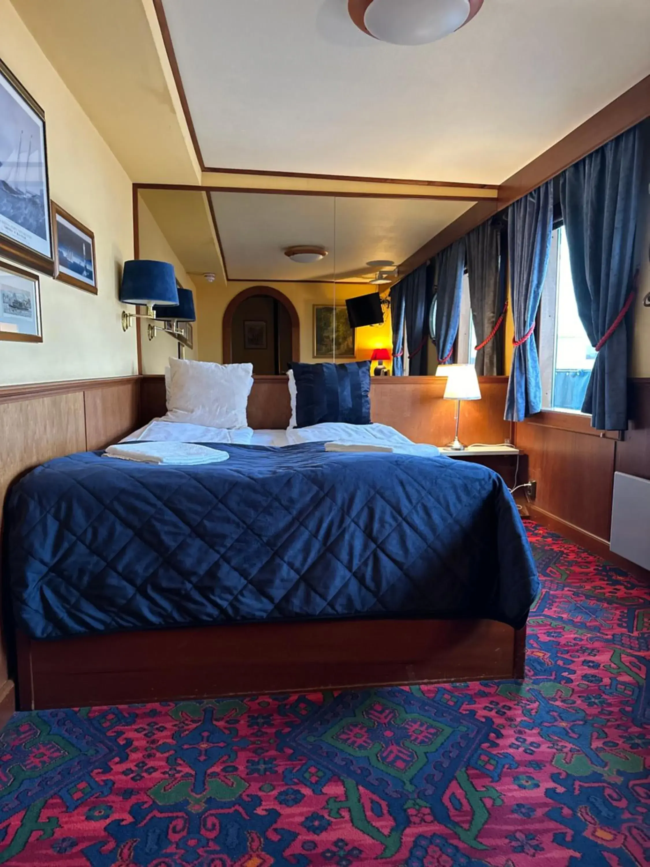 Cabin on Boat with Private Bathroom - Sea View in Den Röda Båten Cabin on Boat with Private Bathroom - Sea View in Den Röda Båten