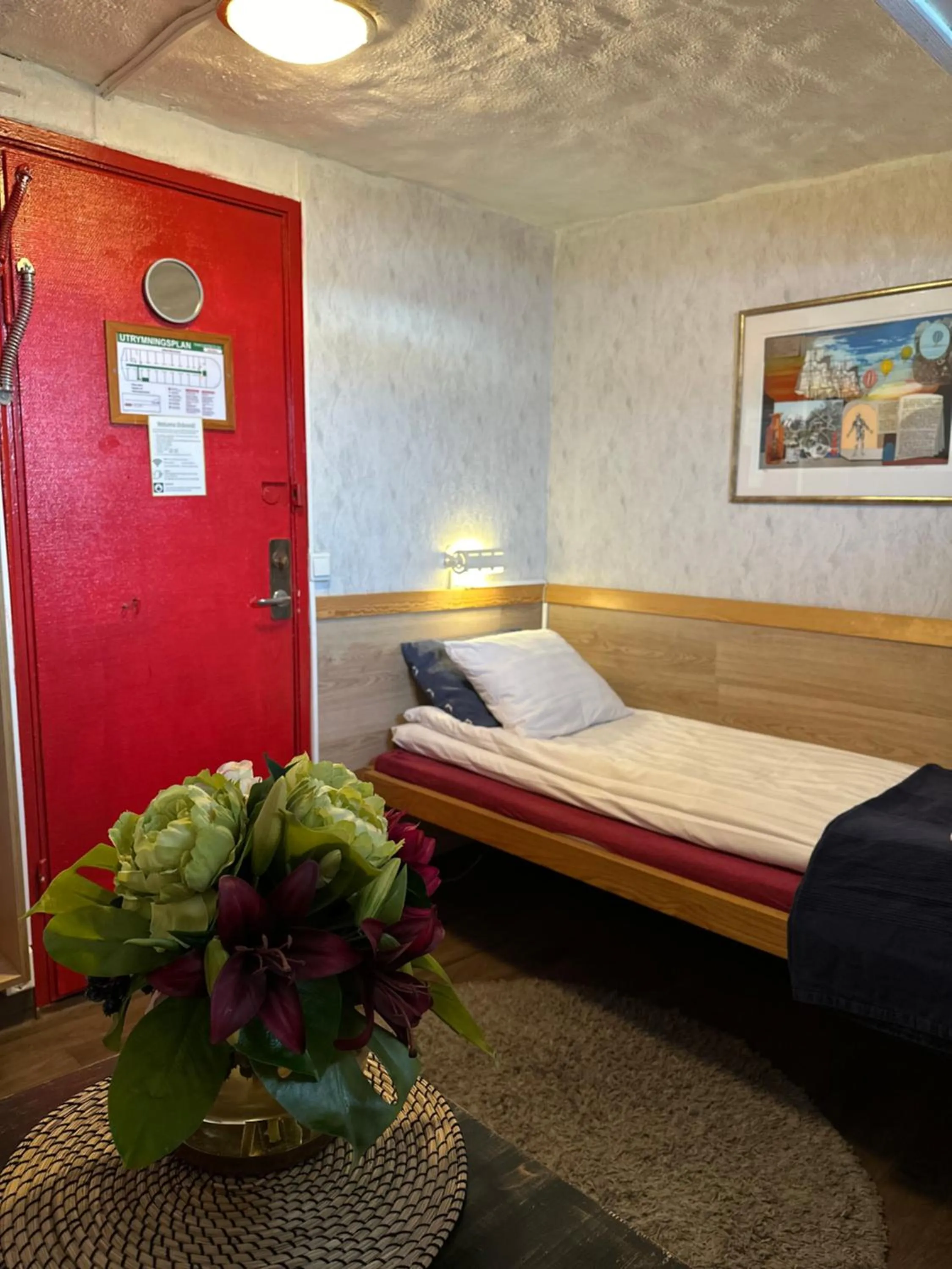 Photo of the whole room, Bed in Den Röda Båten
