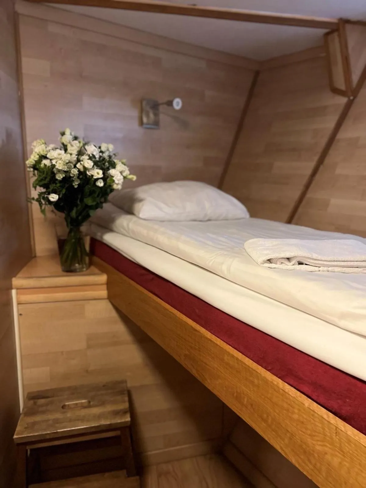 Photo of the whole room, Bed in Den Röda Båten