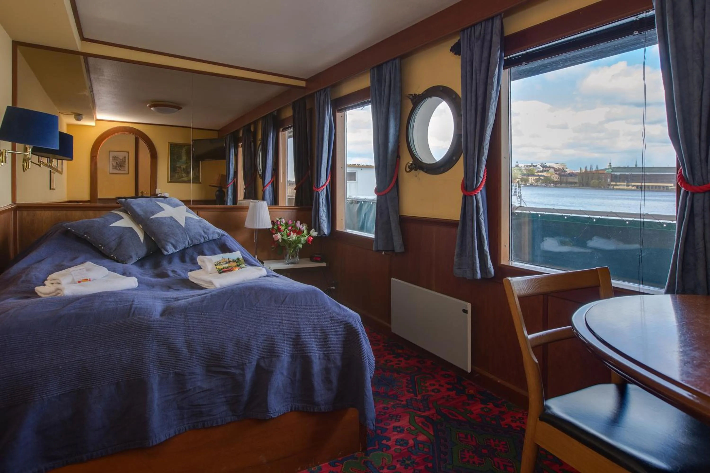 Photo of the whole room, Bed in Den Röda Båten