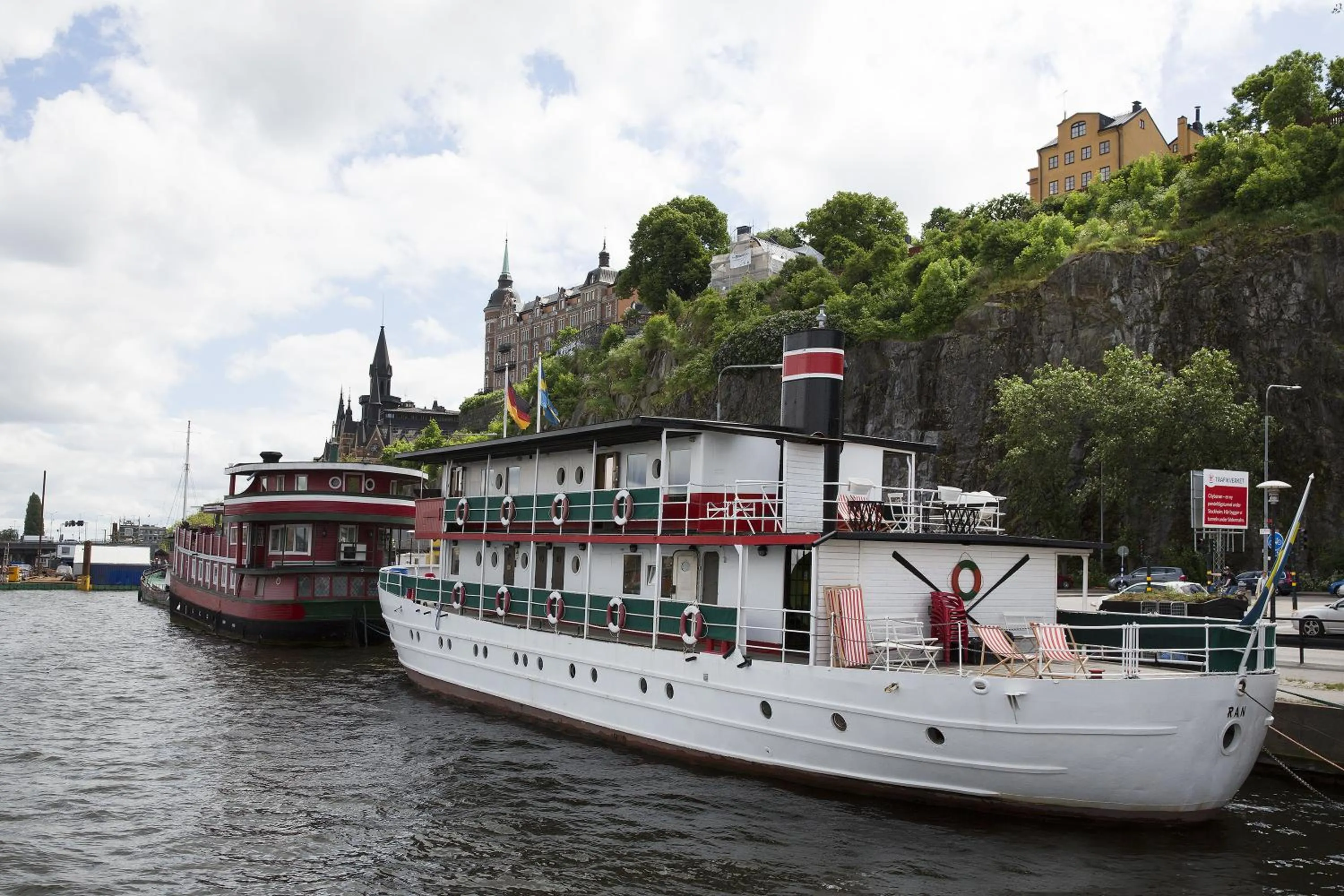 Facade/entrance in Den Röda Båten