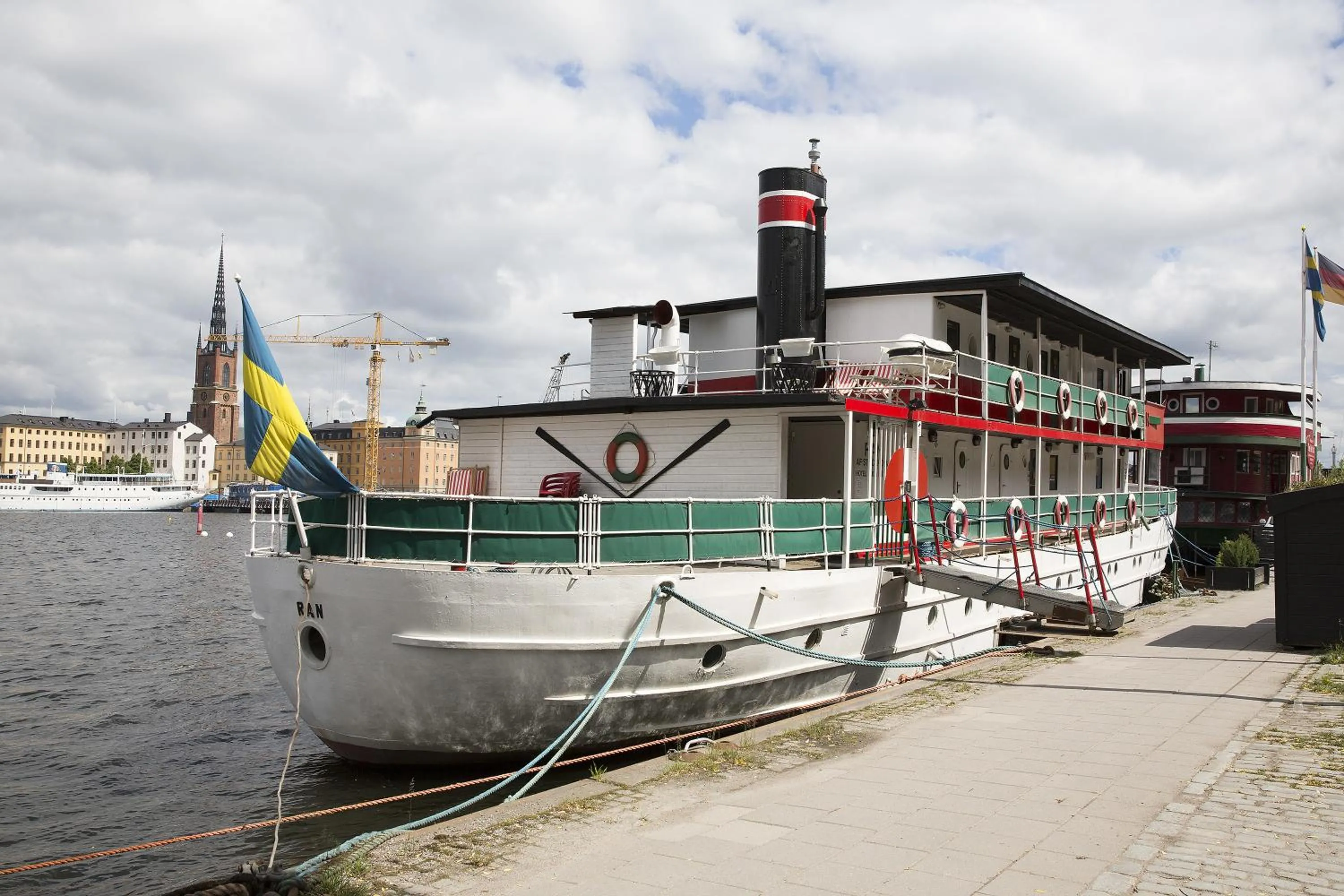 Facade/entrance in Den Röda Båten