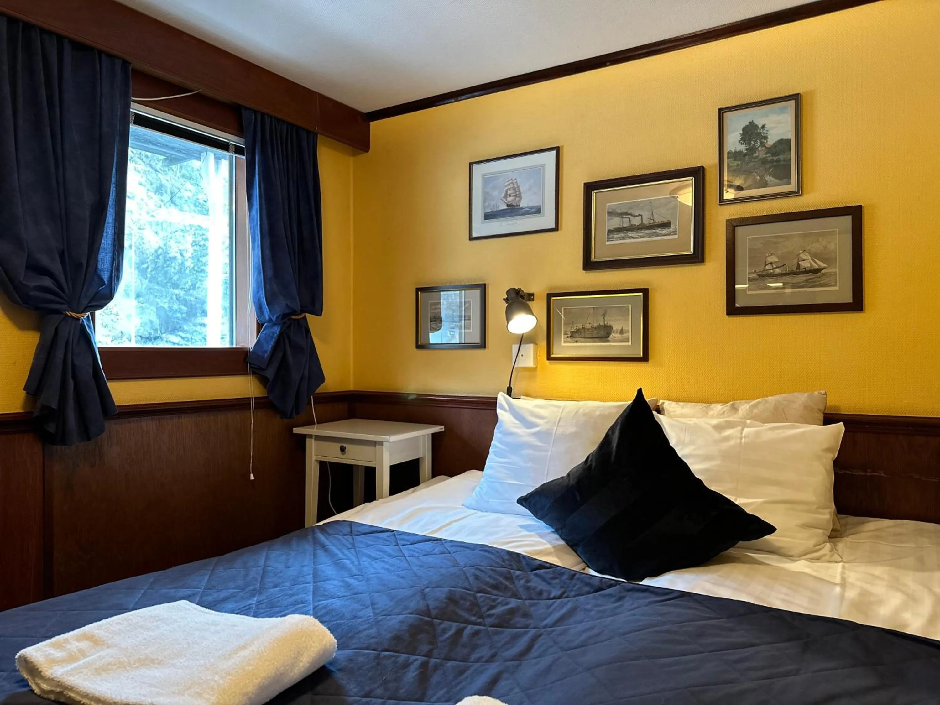 Property building, Bed in Den Röda Båten