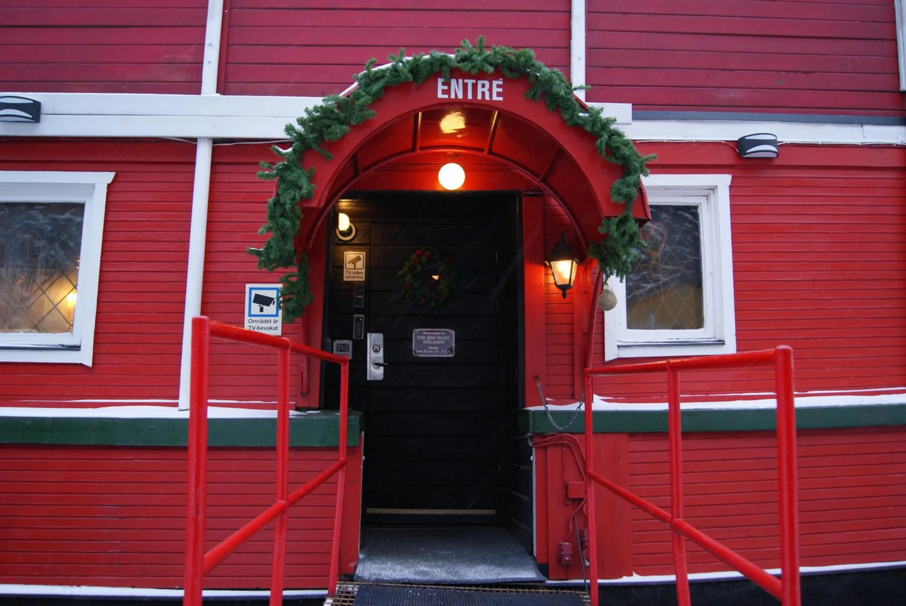 Facade/entrance in Den Röda Båten