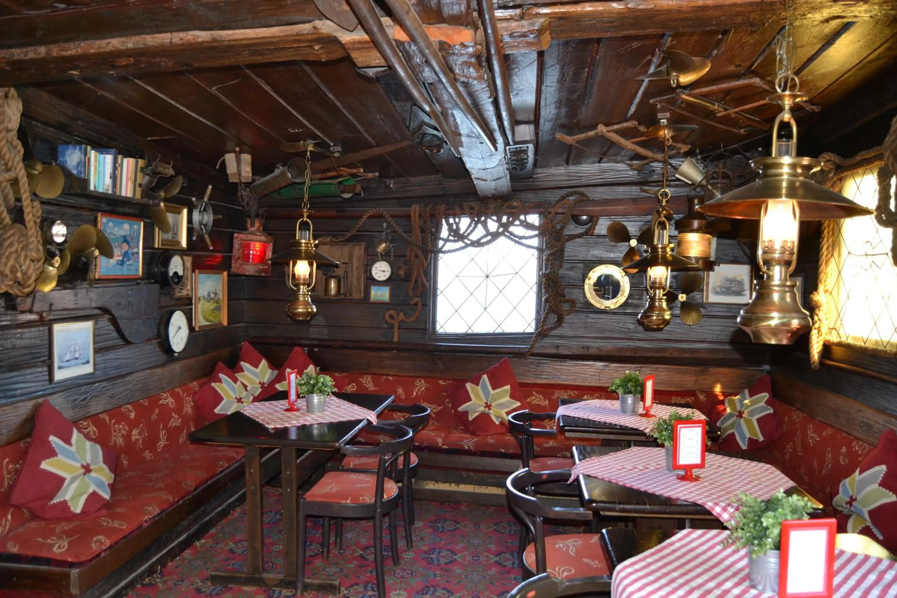 Restaurant/places to eat in Den Röda Båten