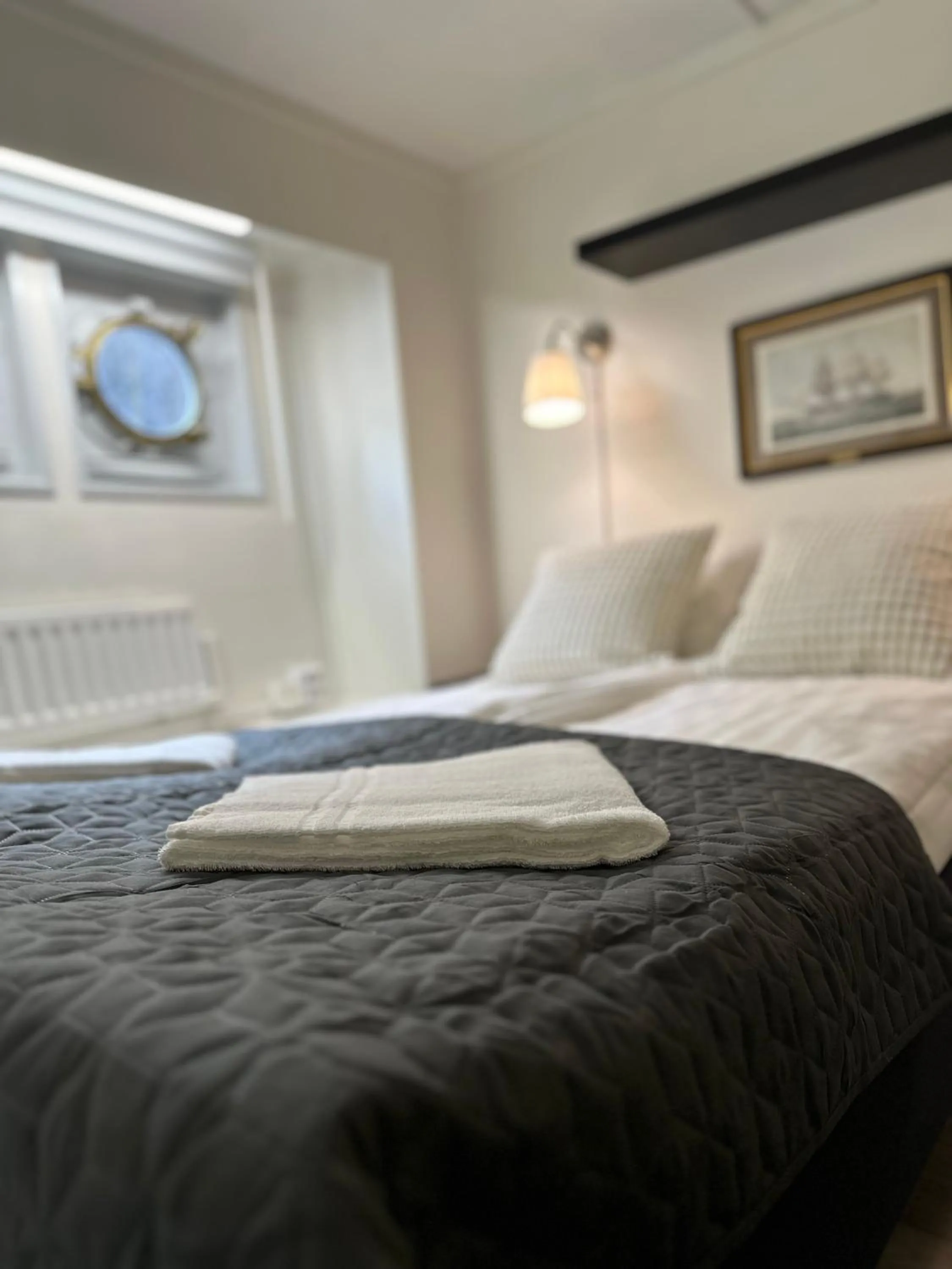 Property building, Bed in Den Röda Båten