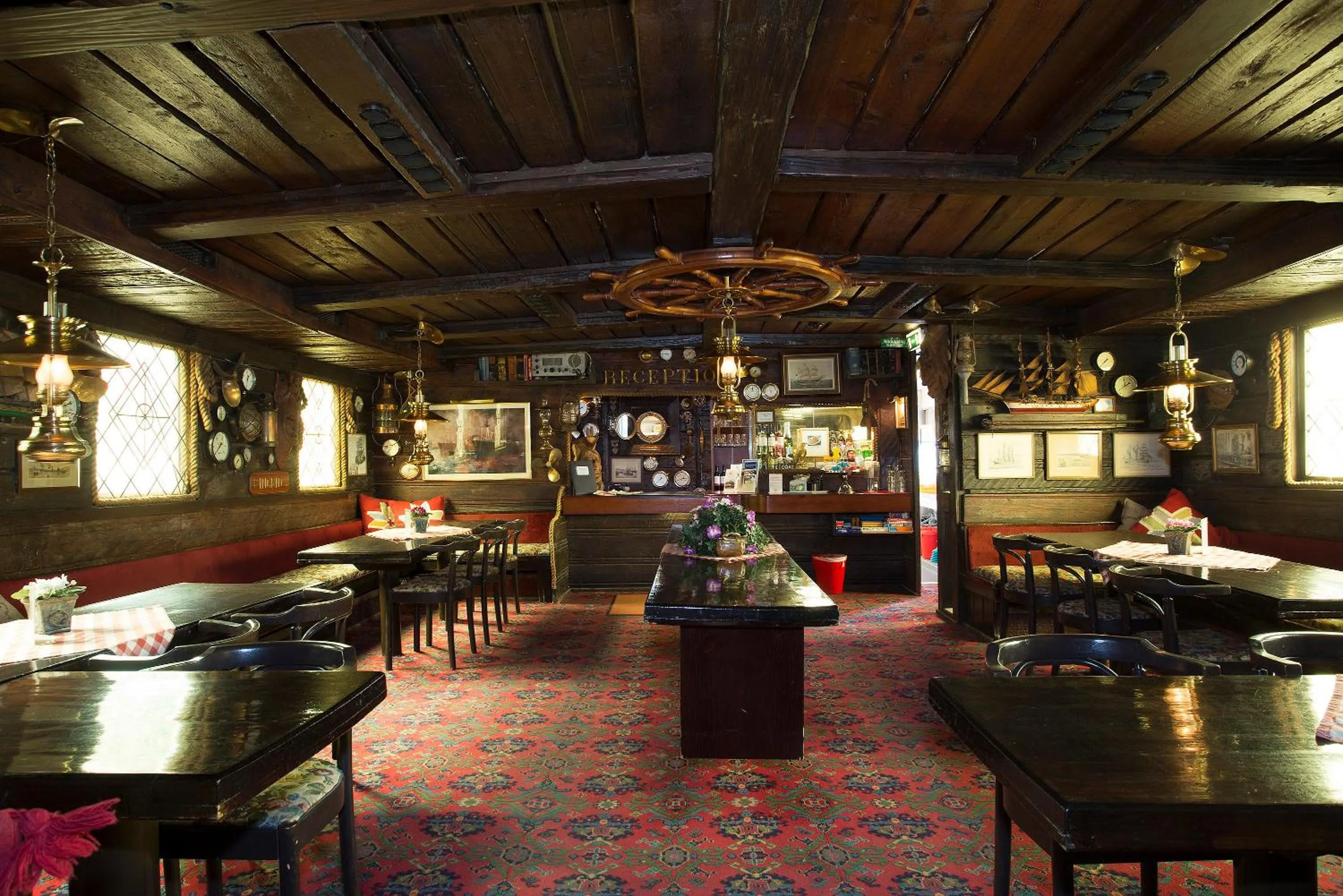 Restaurant/places to eat in Den Röda Båten