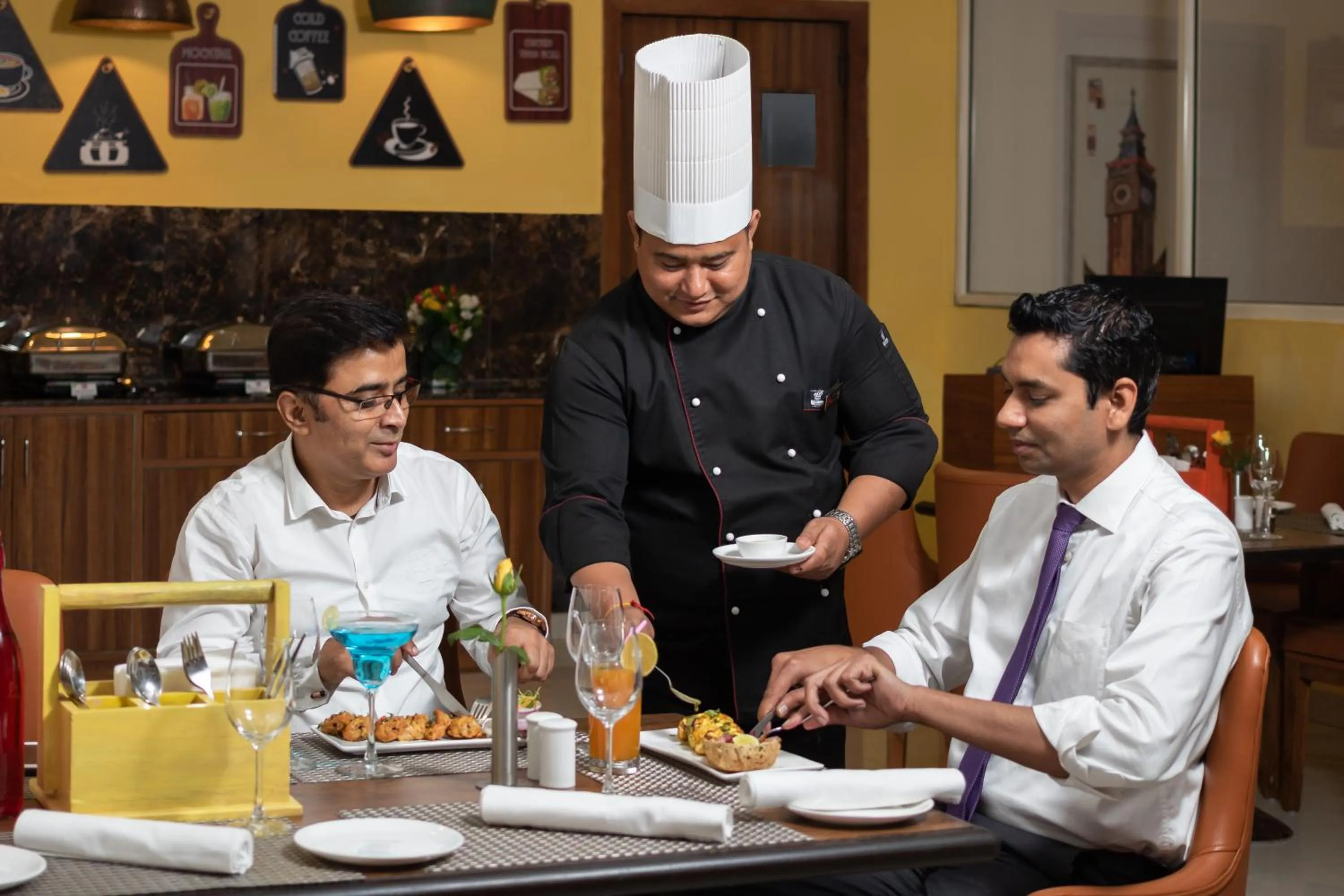 Food and drinks in Inde Hotel Cyber City