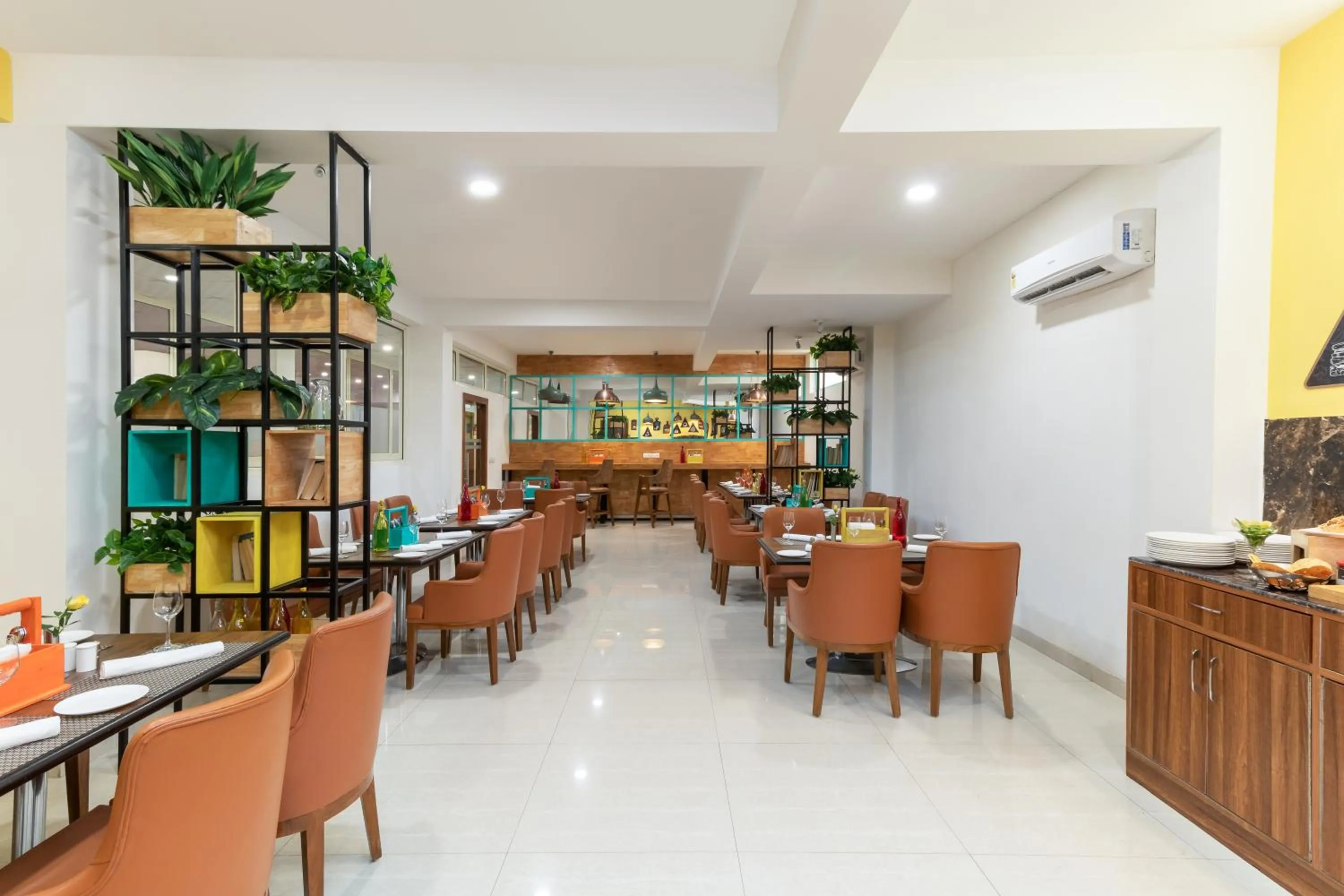 Restaurant/places to eat in Inde Hotel Cyber City