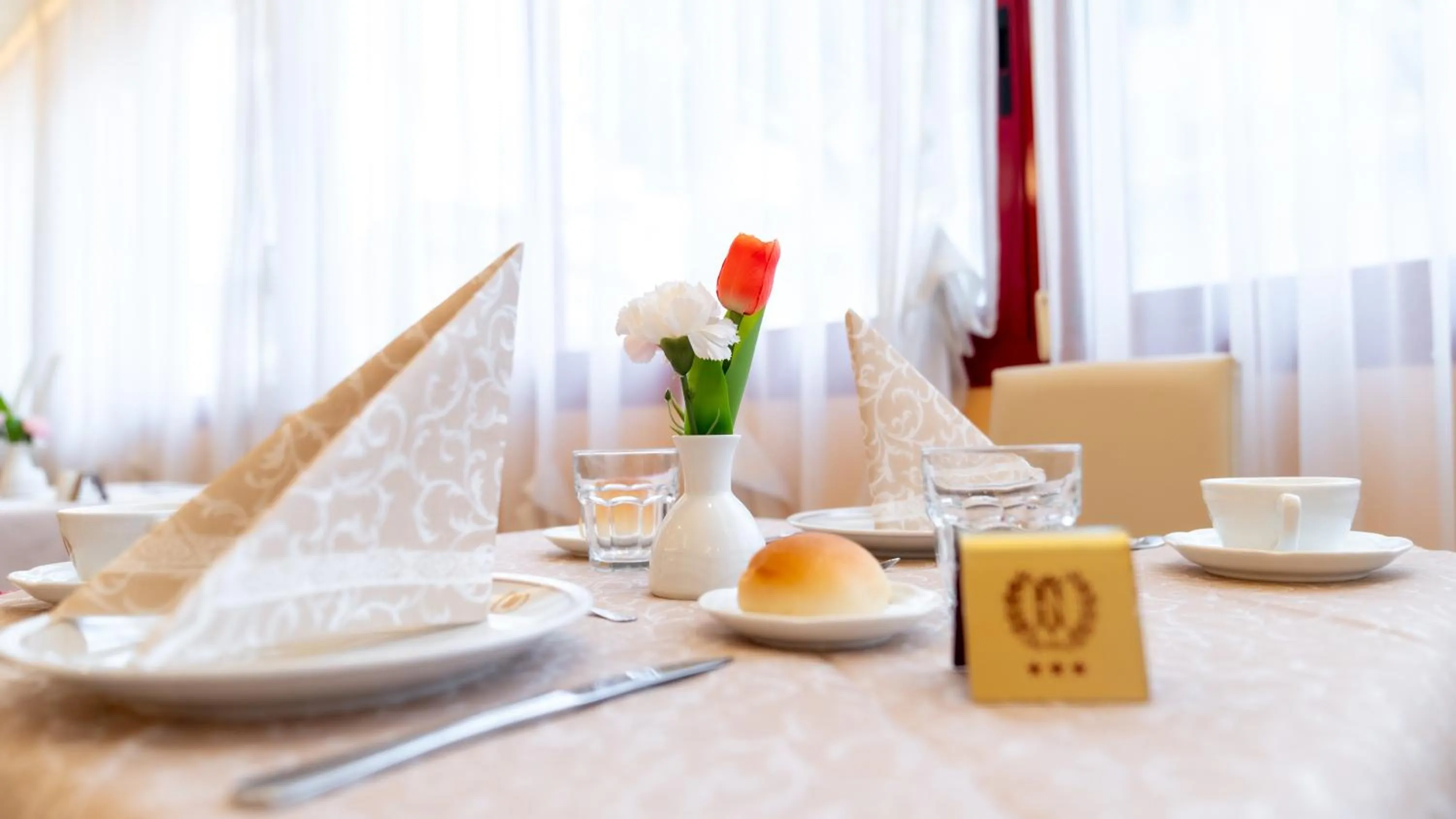 Restaurant/places to eat in Hotel Nobel