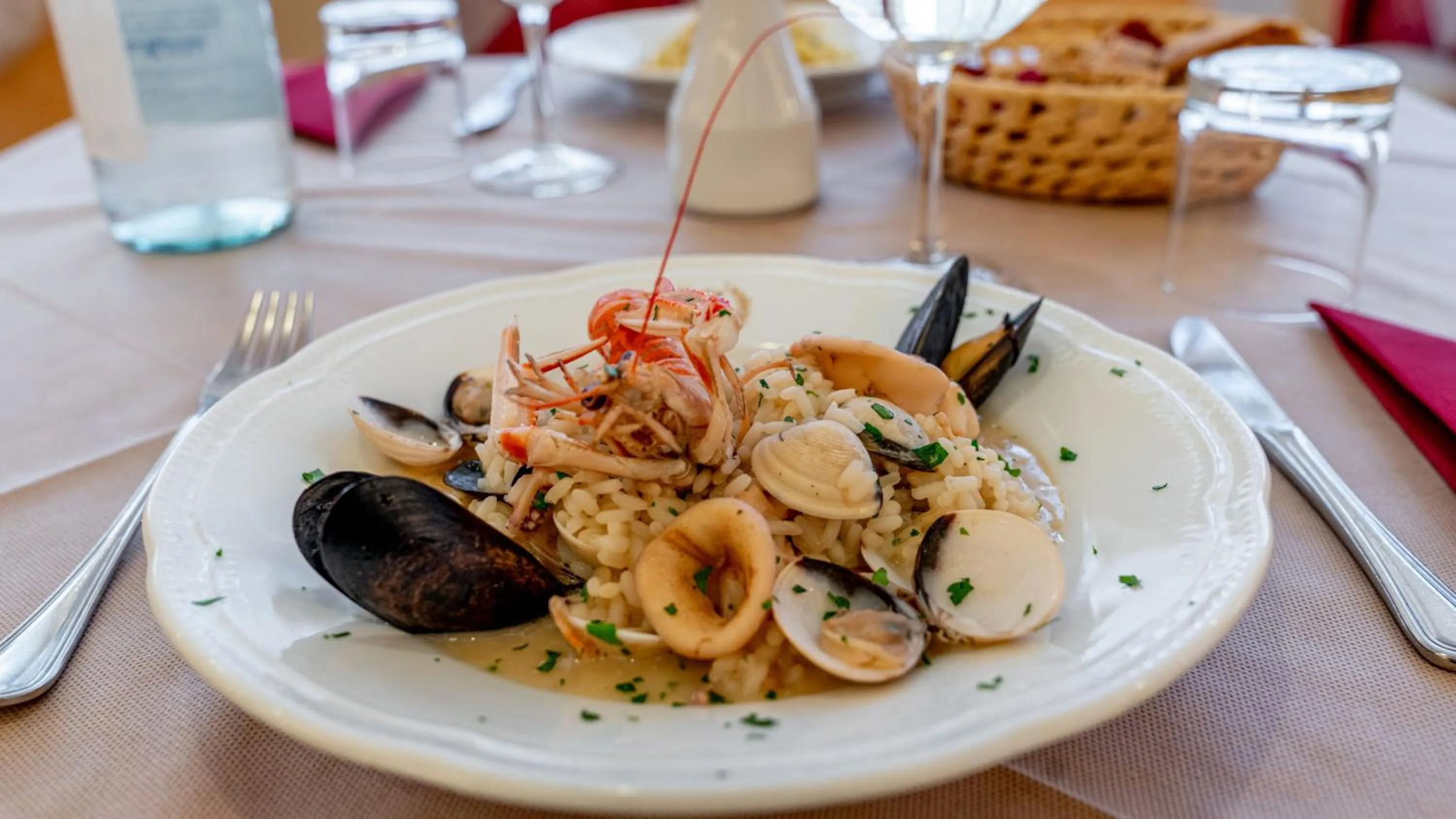 Restaurant/places to eat in Hotel Nobel