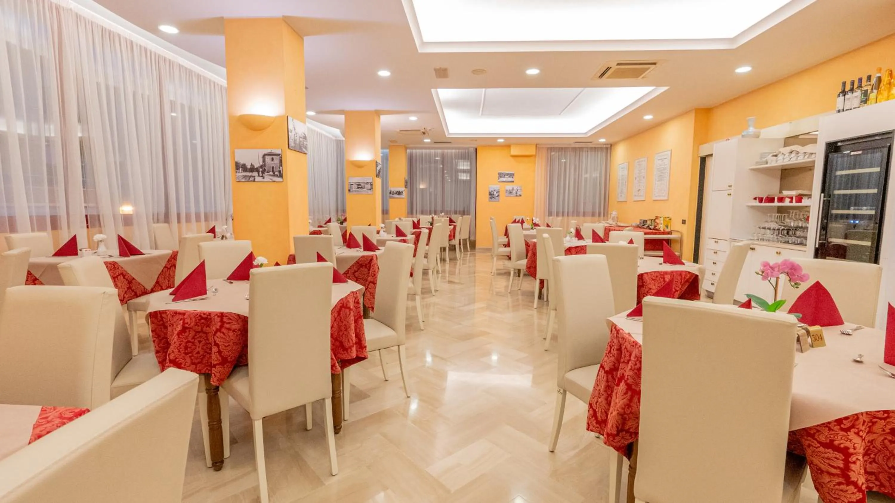 Restaurant/places to eat in Hotel Nobel