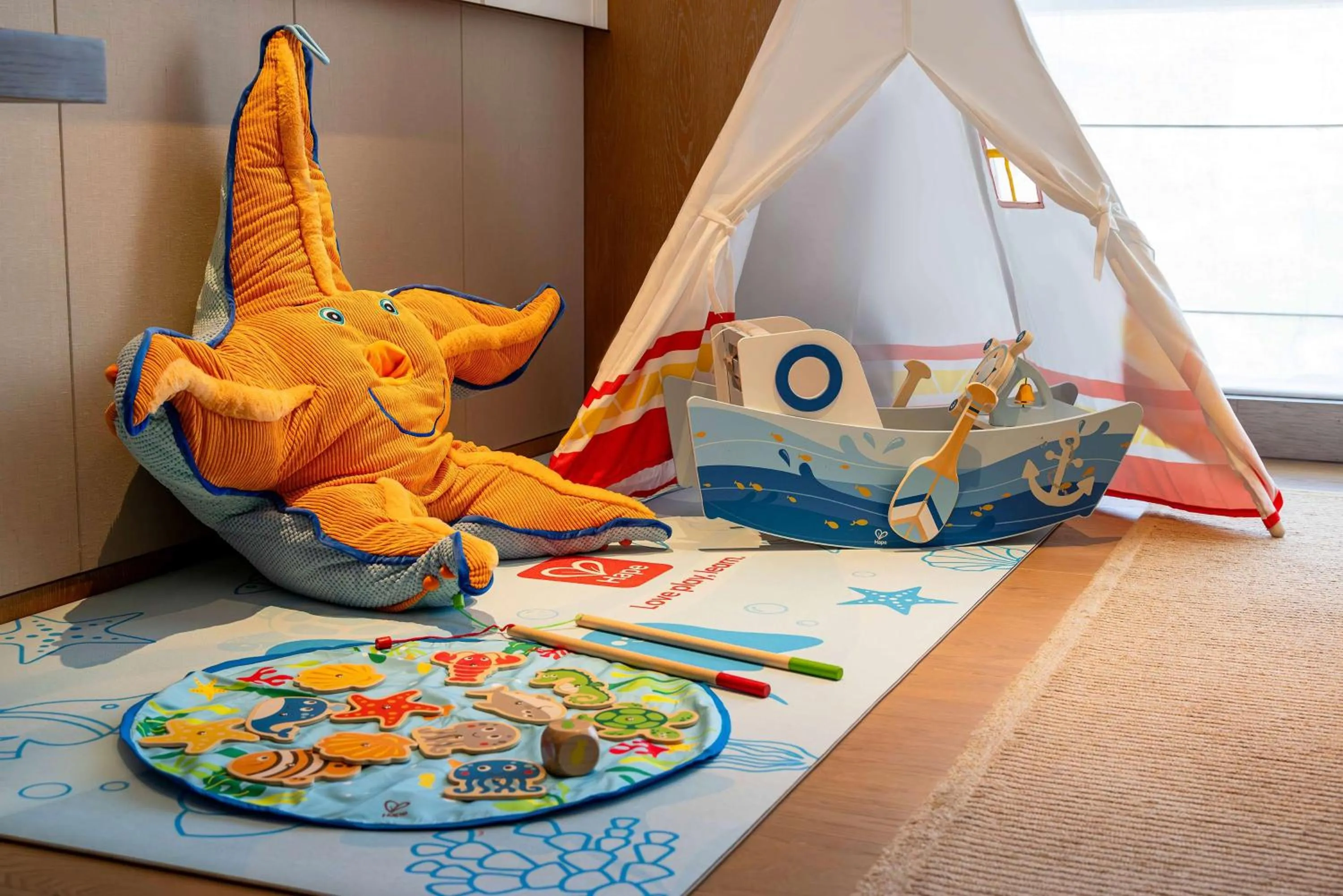 Living room in Joyze Hotel Xiamen, Curio Collection By Hilton