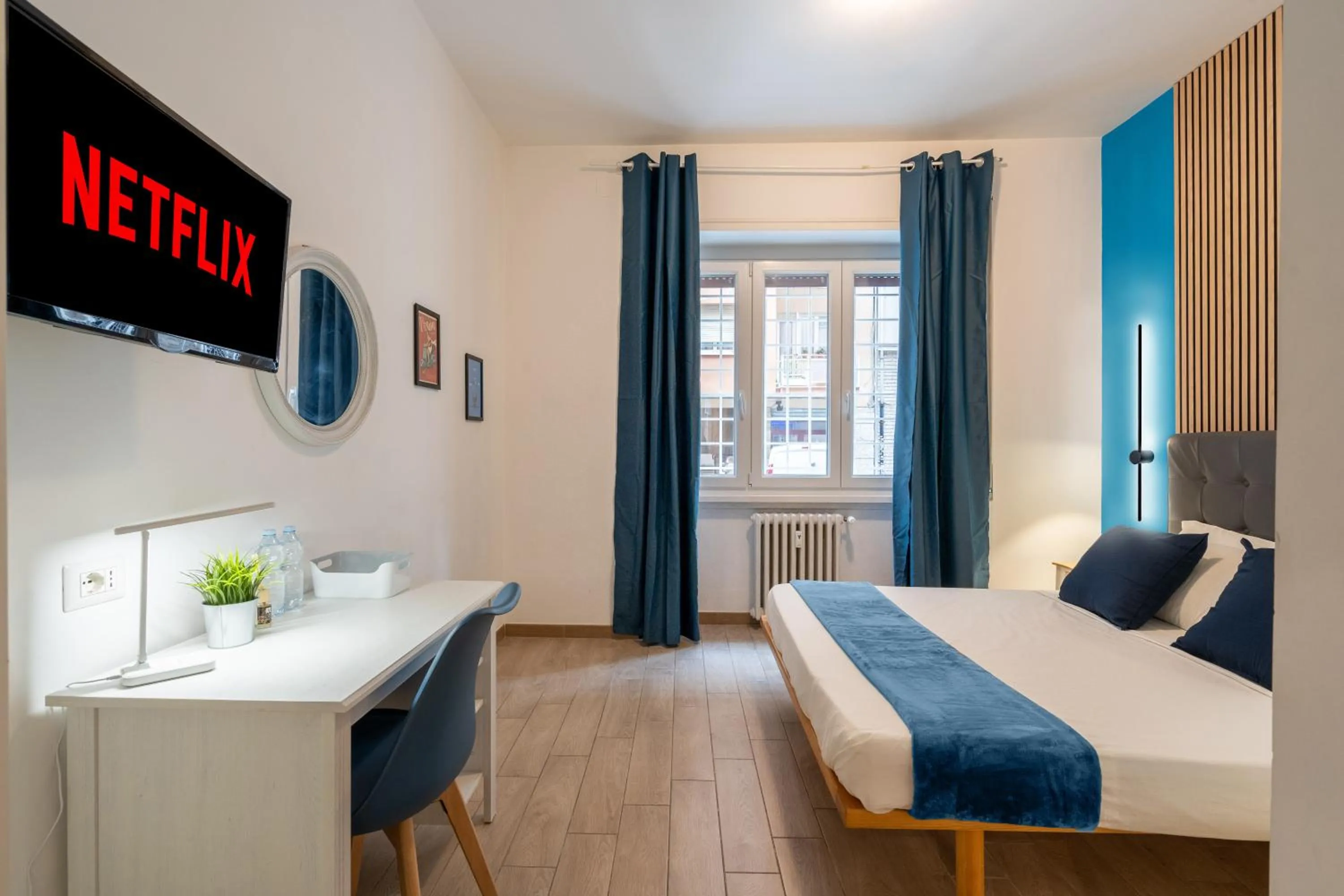 Communal lounge/ TV room, Bed in VaticanRome GUESTHOUSE