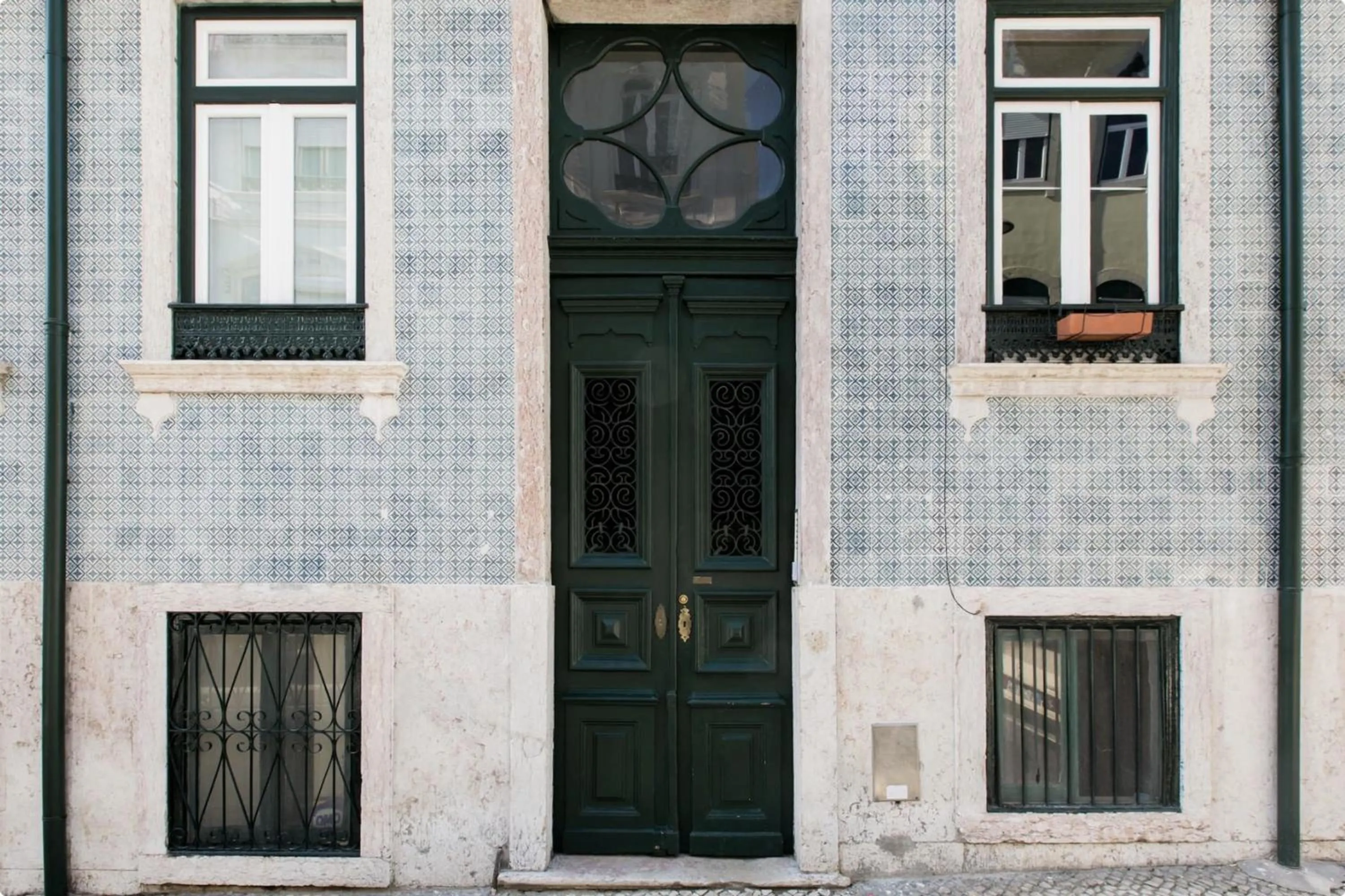 Facade/entrance in 1898 Home & Suites