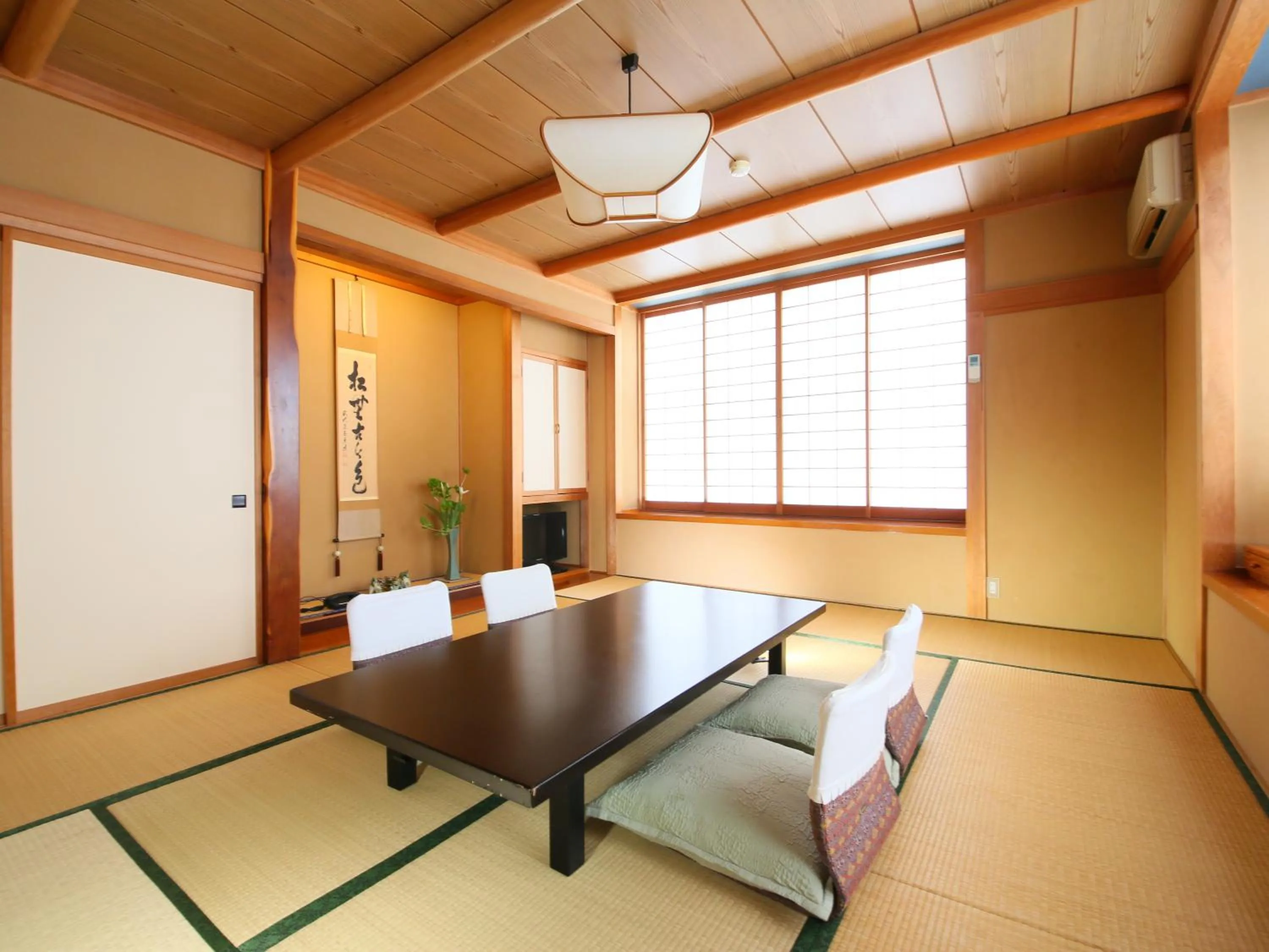 Photo of the whole room in Fukashiso