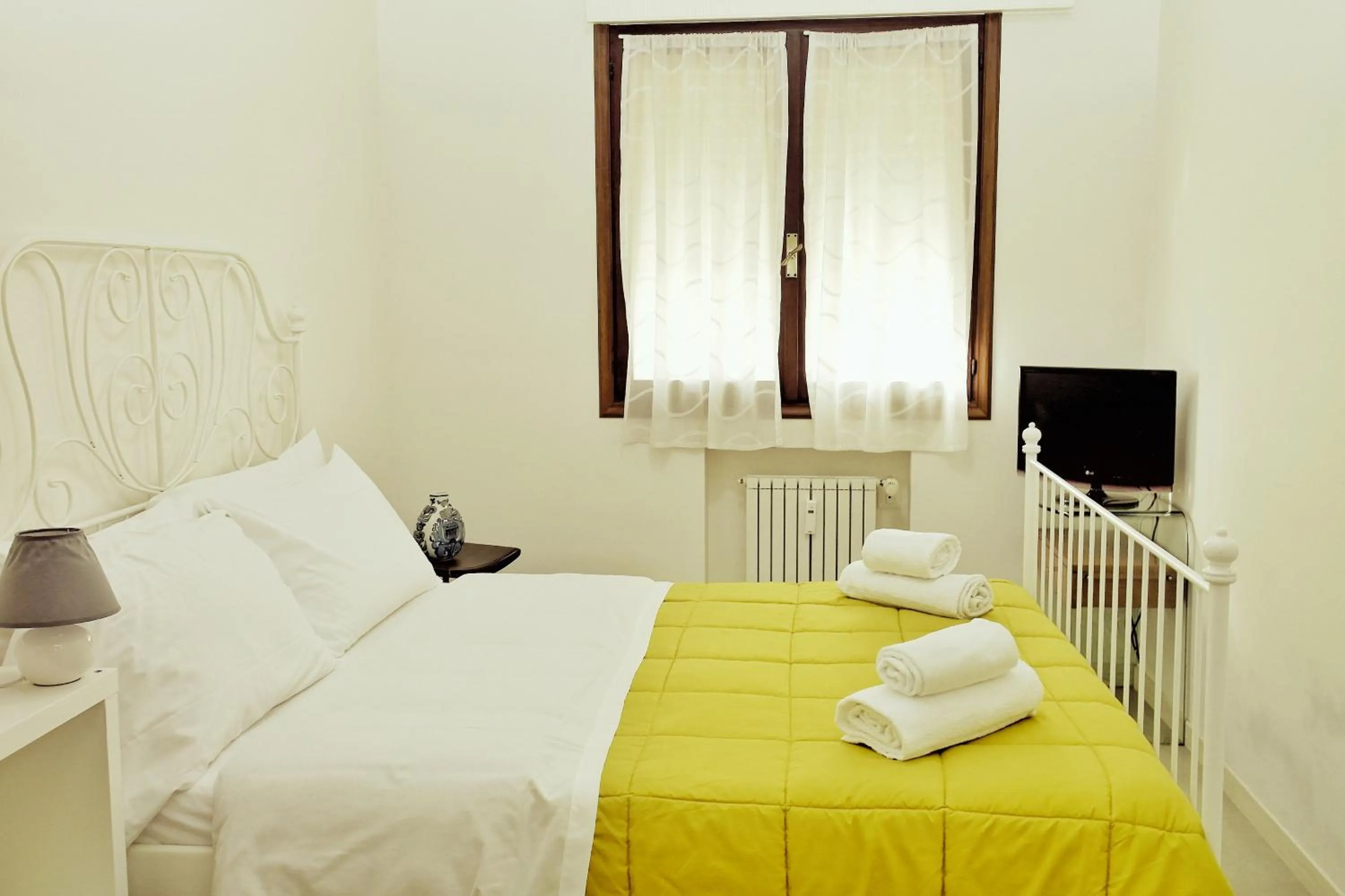 Bed in Rosa Garden B&B