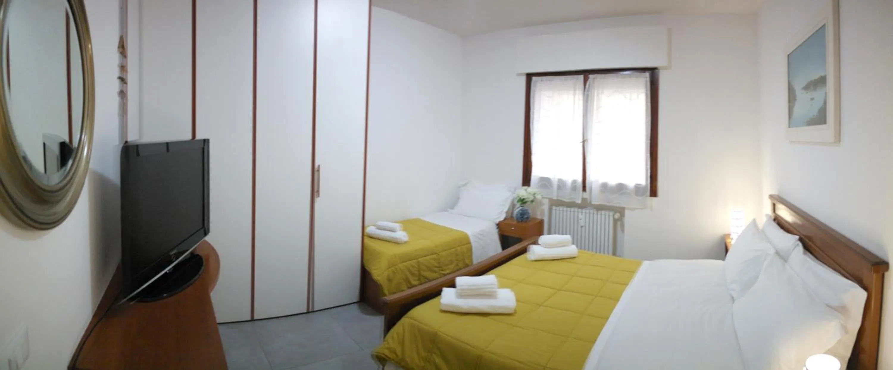 Communal lounge/ TV room, Bed in Rosa Garden B&B