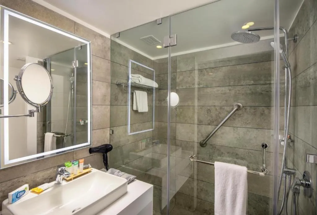 Shower in Novotel Santiago Providencia